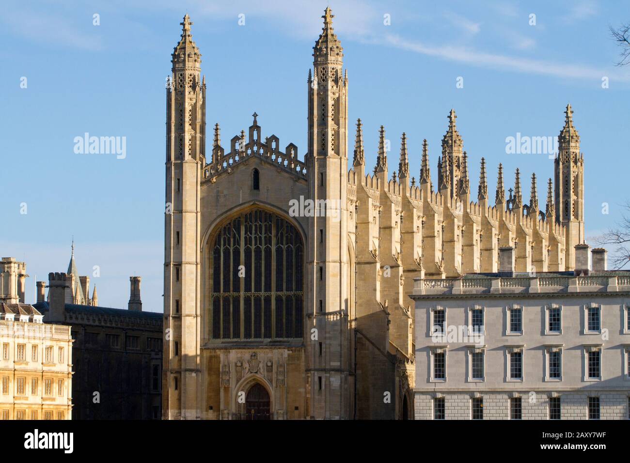 Das westliche Ende der King's College Chapel von Den Rückseiten aus gesehen, Cambridge, England Stockfoto