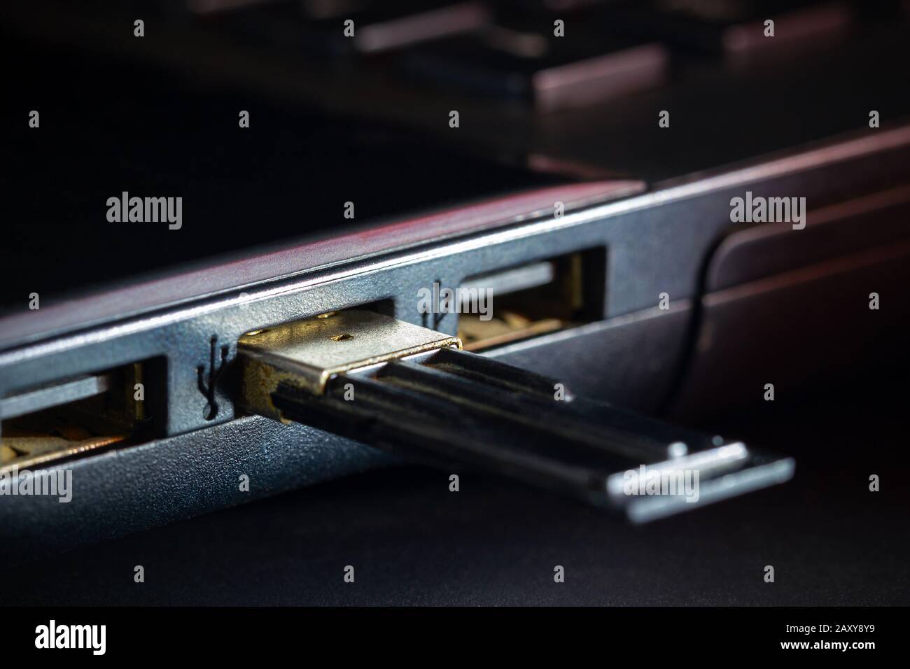 Usb-Stick in den USB-Port des Computers Notebook in der Dunkelheit. Konzept der technologischen Fortschritte in der Computer Datenerfassungssystemen. Stockfoto