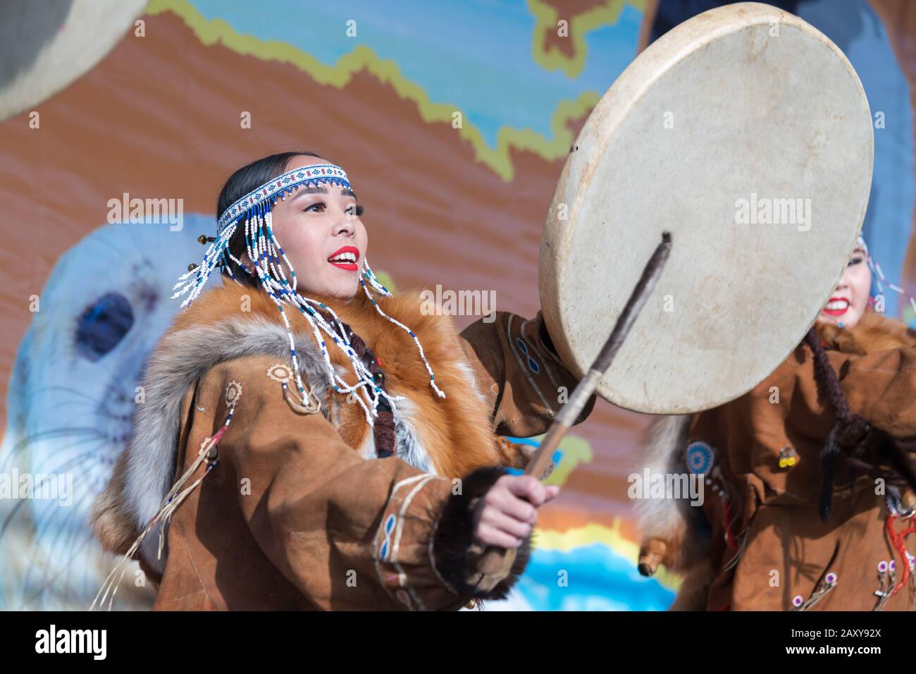 Frauen tanzen mit Tambourin in nationaler Kleidung indigene Bewohner Kamtschatka. Konzert, Feier Koryak Nationalfeiertag Hololo Tag of Seal Stockfoto