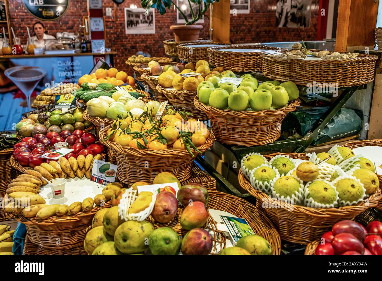 Funchal, PORTUGAL 27.10.2018 Frische exotische Früchte auf dem berühmten Markt in Funchal Mercado dos Lavradores Madeira, Portugal Stockfoto