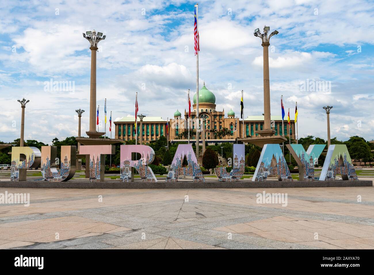 Putrajaya-Schild vor Der Jabatan Perdana Menteri, dem Amtssitz des Premierministers von Malaysia, und den Regierungsämtern. Stockfoto