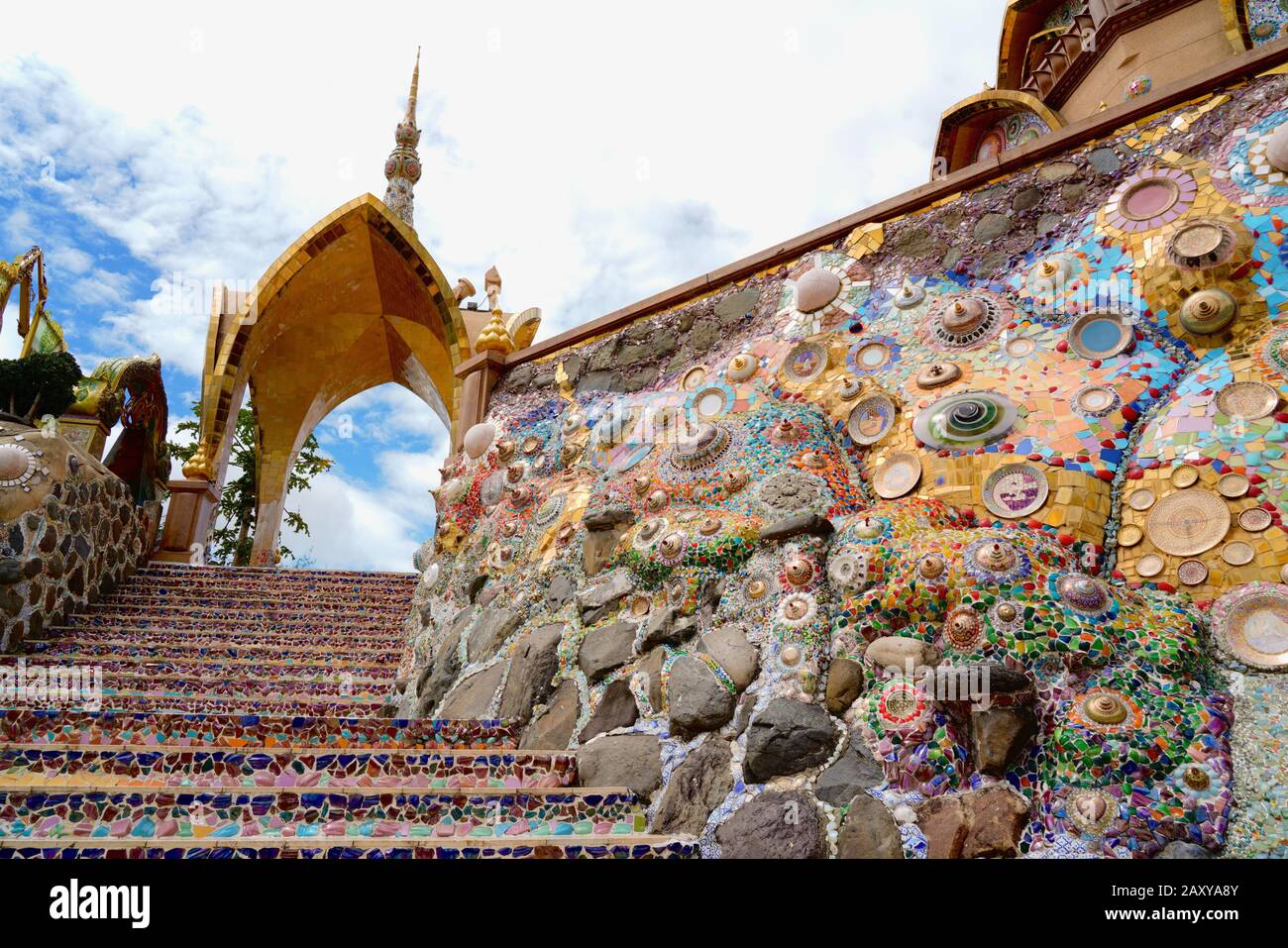Bunte Wände im Wat Pha Sorn Kaews, Khaem Son, Khao Kho District, Phetchabun, Thailand Stockfoto