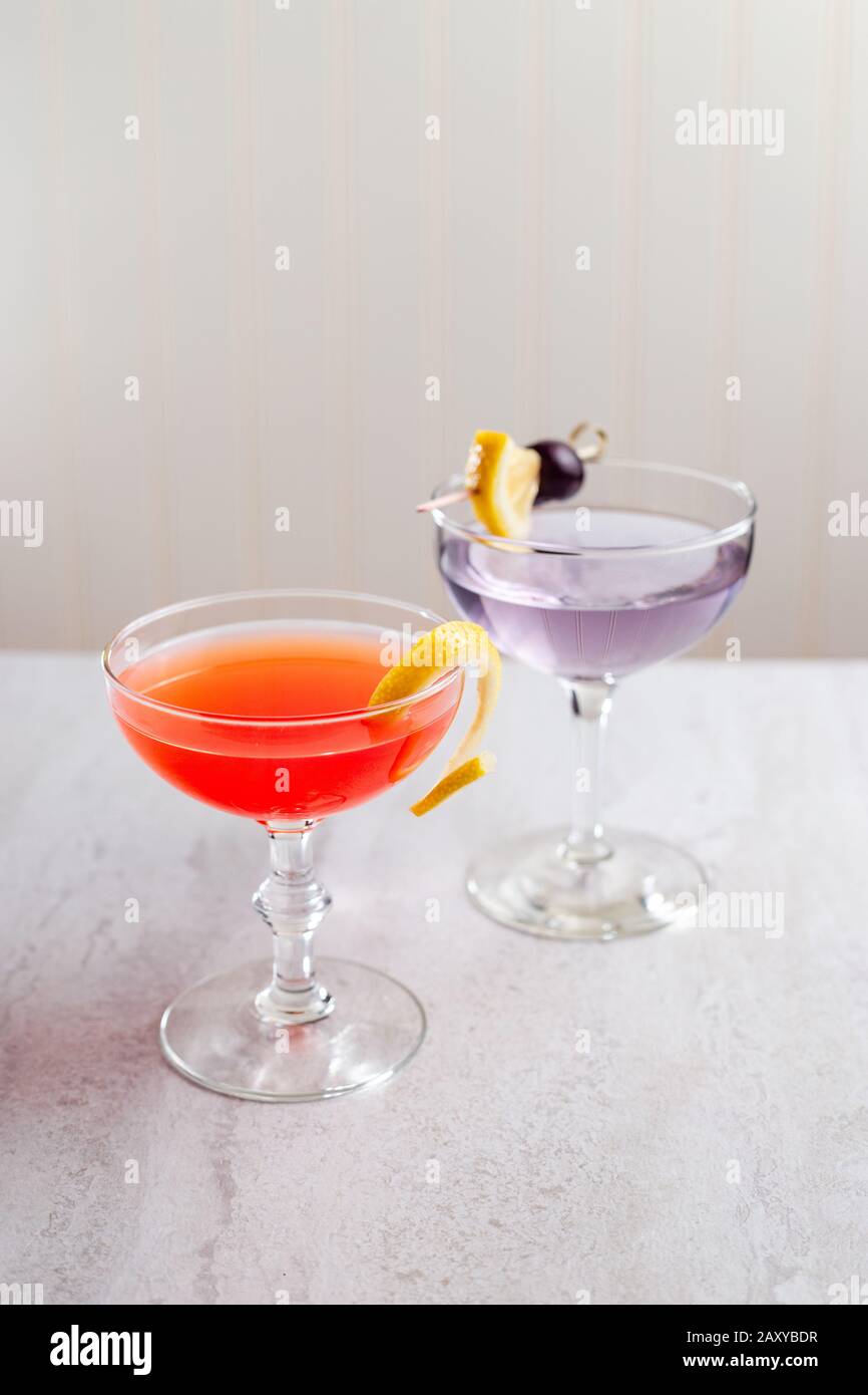 Klassische, bunte Cocktails, The Aviation und Scofflaw Cocktail Stockfoto