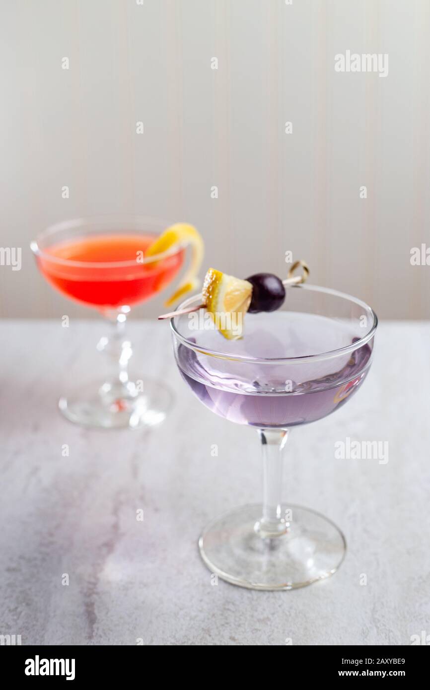 Klassische, bunte Cocktails, The Aviation und Scofflaw Cocktail Stockfoto