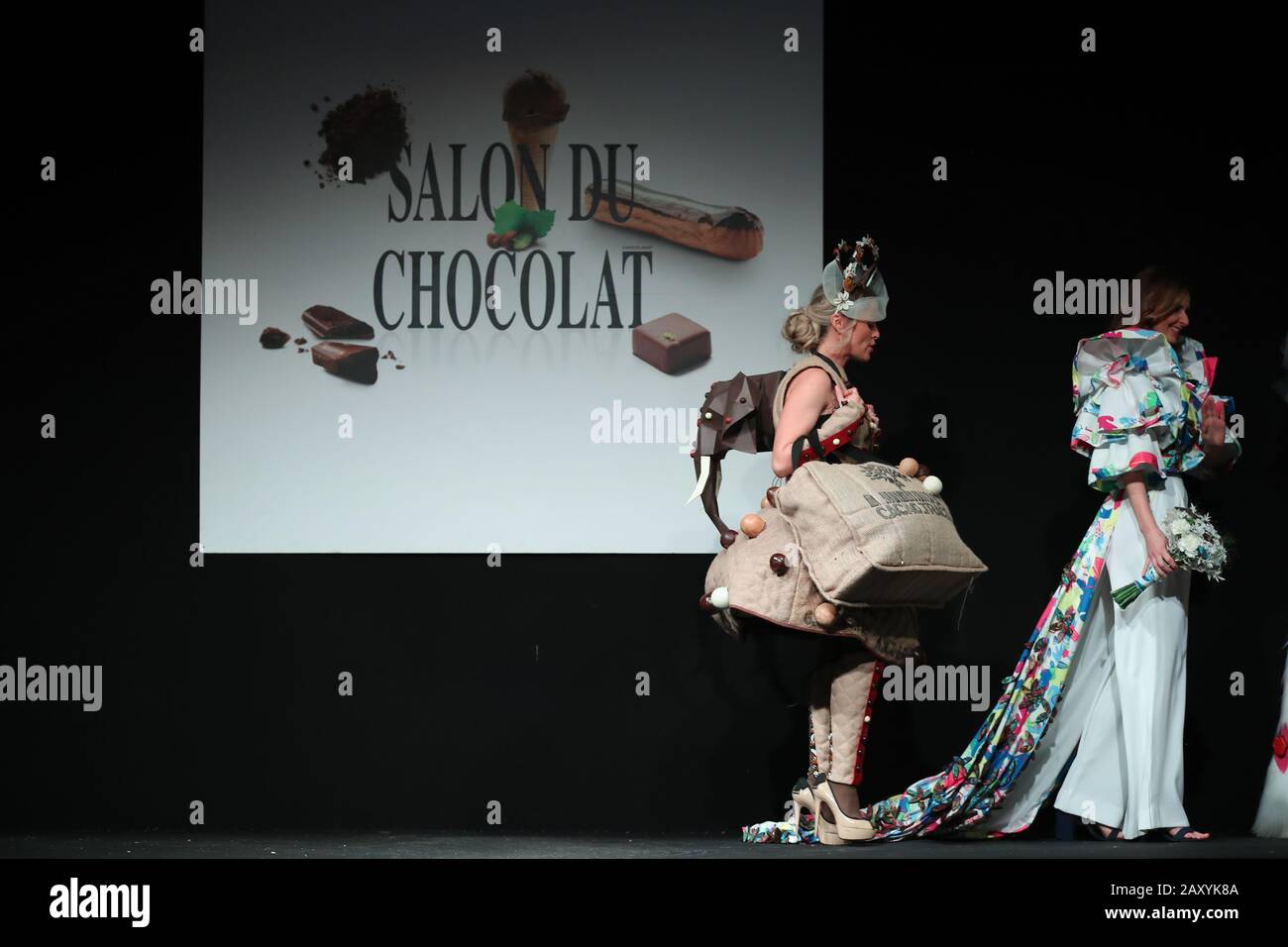 Brüssel, Belgien. Februar 2020. Die Modelle zeigen Schokoladekleider während der Eröffnungsschau des siebten Brüsseler Schokoladensalons in Brüssel, Belgien, 13. Februar 2020. Die siebte Ausgabe des Salon du Chocolat Brussels (Brüsseler Schokoladensalon), einer Messe, die mehr als hundert Schokoladenhersteller, Konditoren, Konditoren und Kakaoproduzenten vereint, wurde hier am Donnerstag in der belgischen Hauptstadt eröffnet. Die Messe startete mit der traditionellen Chocolate Fashion Show und präsentierte rund ein Dutzend spektakuläre Kreationen, die von Duos belgischer Chocolatiers und Designer geträumt wurden. Kredit: Xinhua/Alamy Live News Stockfoto