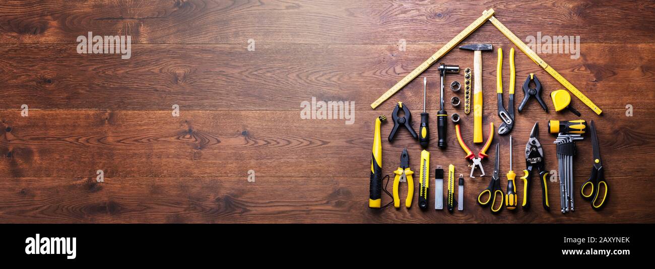 Haus Aus Maßband über Werkzeuge mit verschiedenen Worktools Stockfoto
