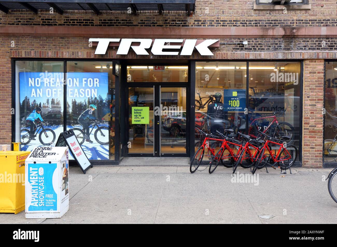 Trek Bicycle, 183 8. Ave, New York. NYC-Schaufensterfoto eines Fahrradladens im Chelsea-Viertel von Manhattan. Stockfoto