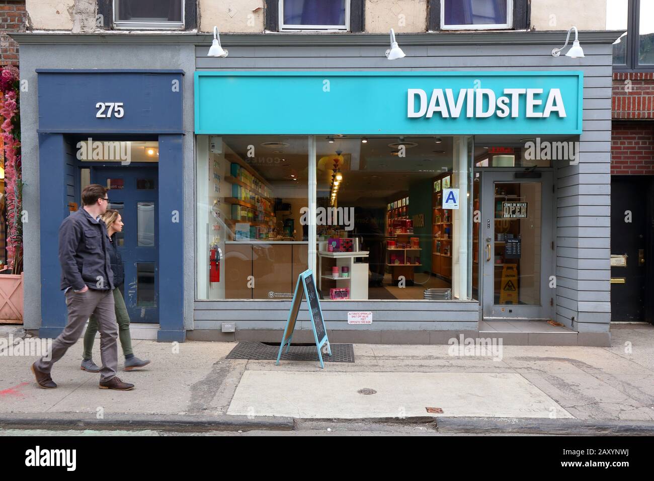 [Historisches Schaufenster] Davids Tea, 275 Bleecker St, New York, NYC Schaufenster Foto eines Teeladens in Manhattans Stadtteil Greenwich Village. Stockfoto