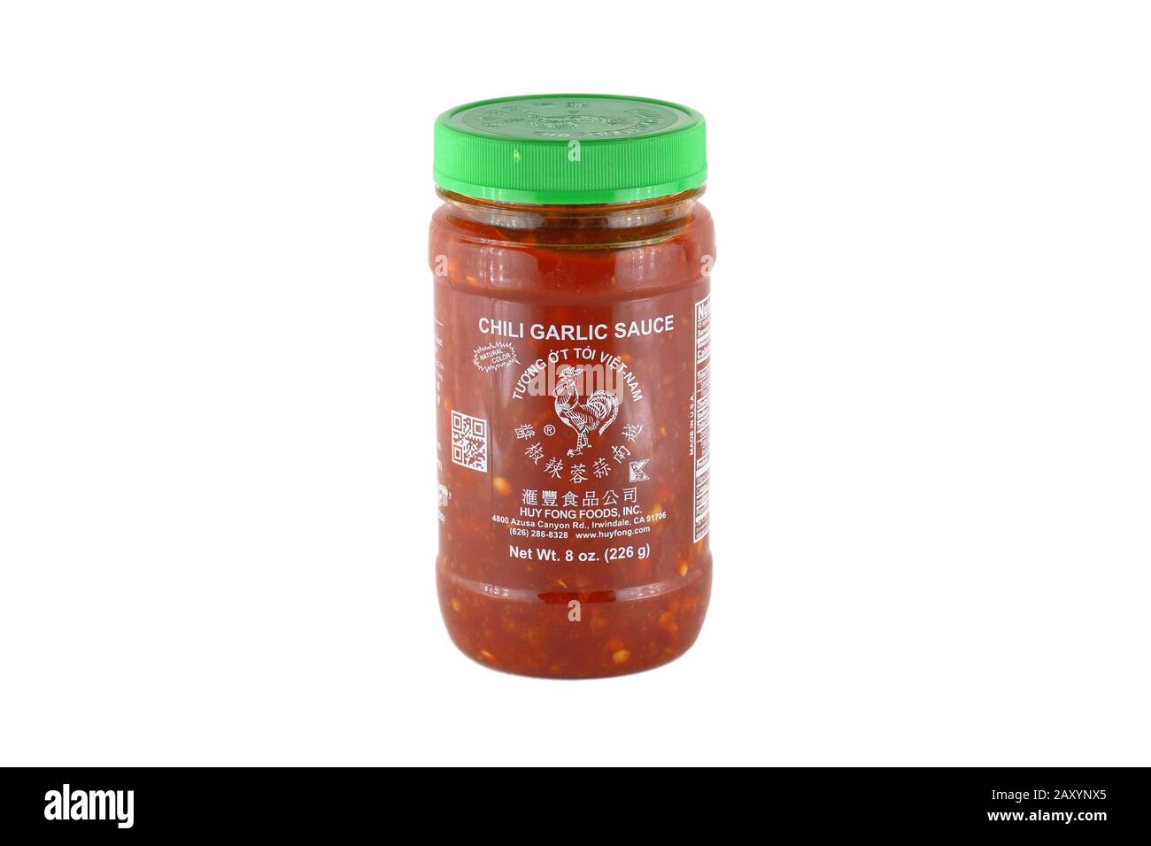 Ein Glas Huy Fong Foods Chili Knoblauch Sauce isoliert auf einem weißen Hintergrund. Ausschnitt Bild für Illustration und redaktionelle Verwendung. Stockfoto