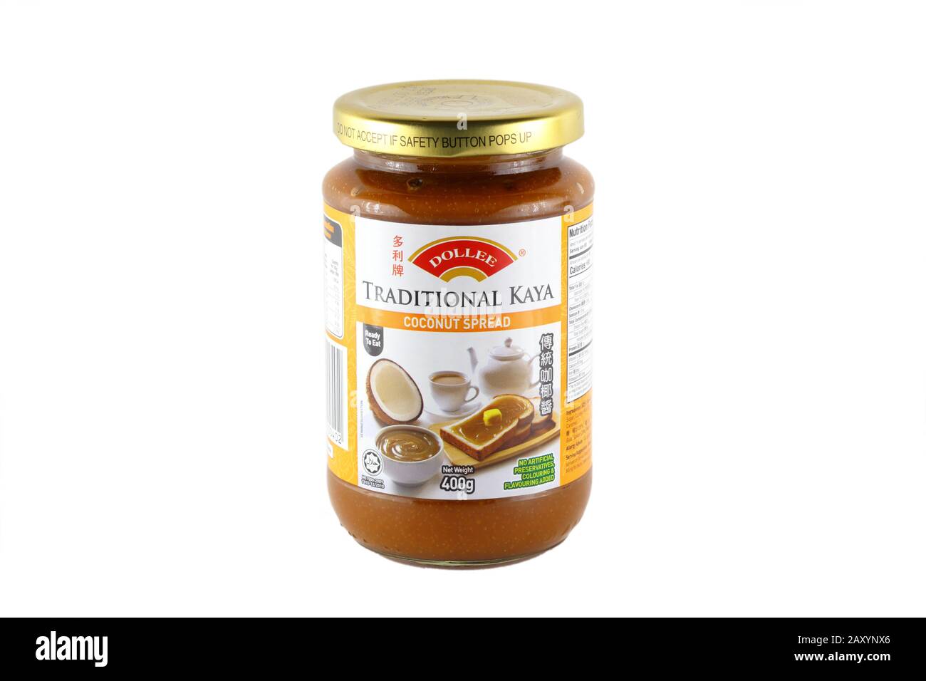 Ein Glas der Marke Dollee traditionelle Kaya Kokosnuss Marmelade isoliert auf einem weißen Hintergrund. Ausschnitt Bild für Illustration und redaktionelle Verwendung. Stockfoto