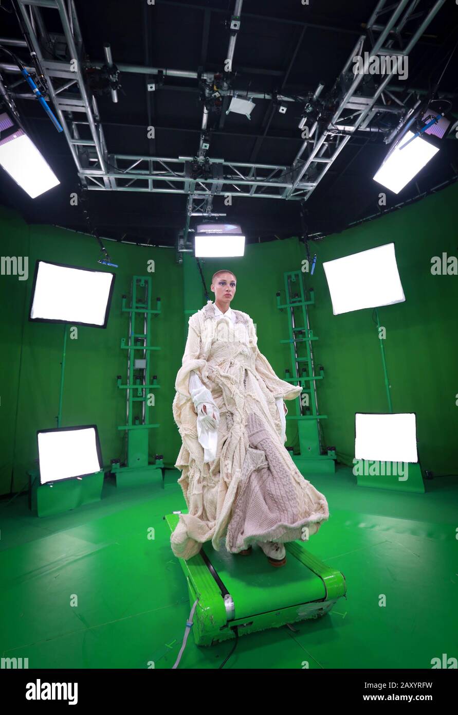 Model Adwoa Aboah bereitet sich darauf vor, in eine digital generierte Version von sich selbst verwandelt zu werden, die die 5G-Technologie von Three zeigen wird und es ihr ermöglicht, sich am Freitag bei der Central Saint Martin’s MA Show auf der London Fashion Week den Laufsteg zu einer Weltneuheit zu sehen. Stockfoto