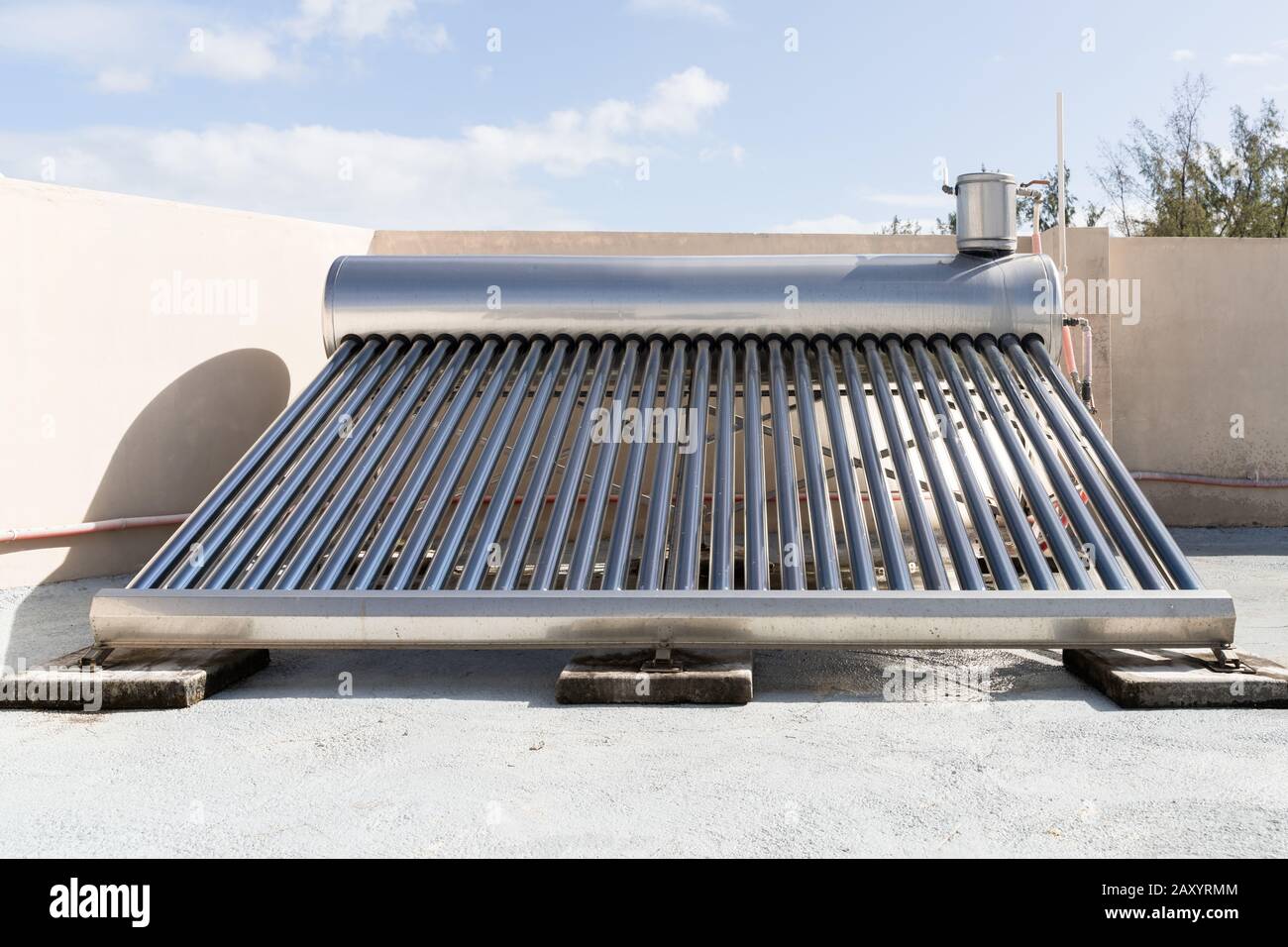 Solarenergie Wassererhitzer Auf Dem Dach Installiert Stockfoto