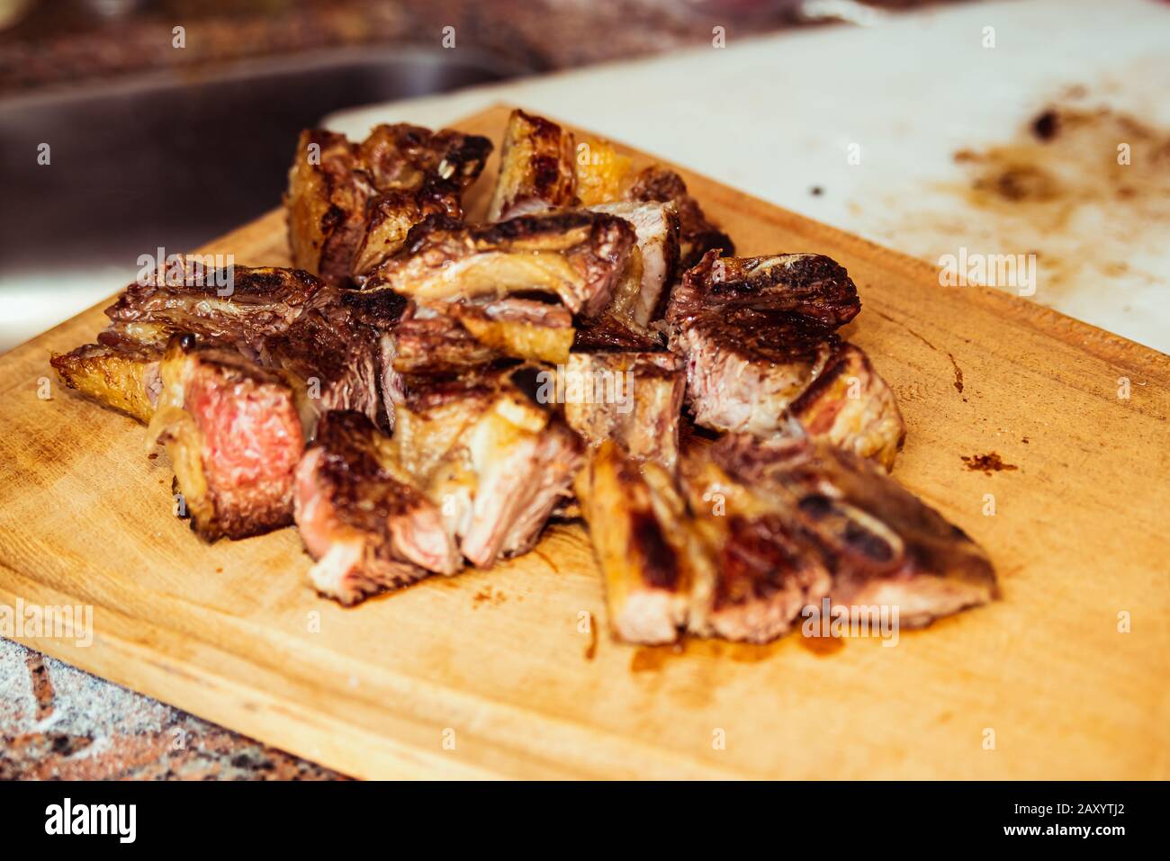 Geröstetes Grillfleisch Fleischrippen, Schwerpunkt auf Fleisch in Scheiben. Stockfoto