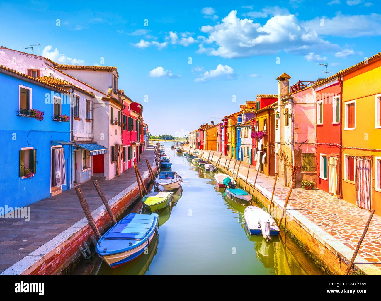 Wahrzeichen Venedigs, Inselkanal Burano, bunte Häuser und Boote, Italien. Europa. Stockfoto