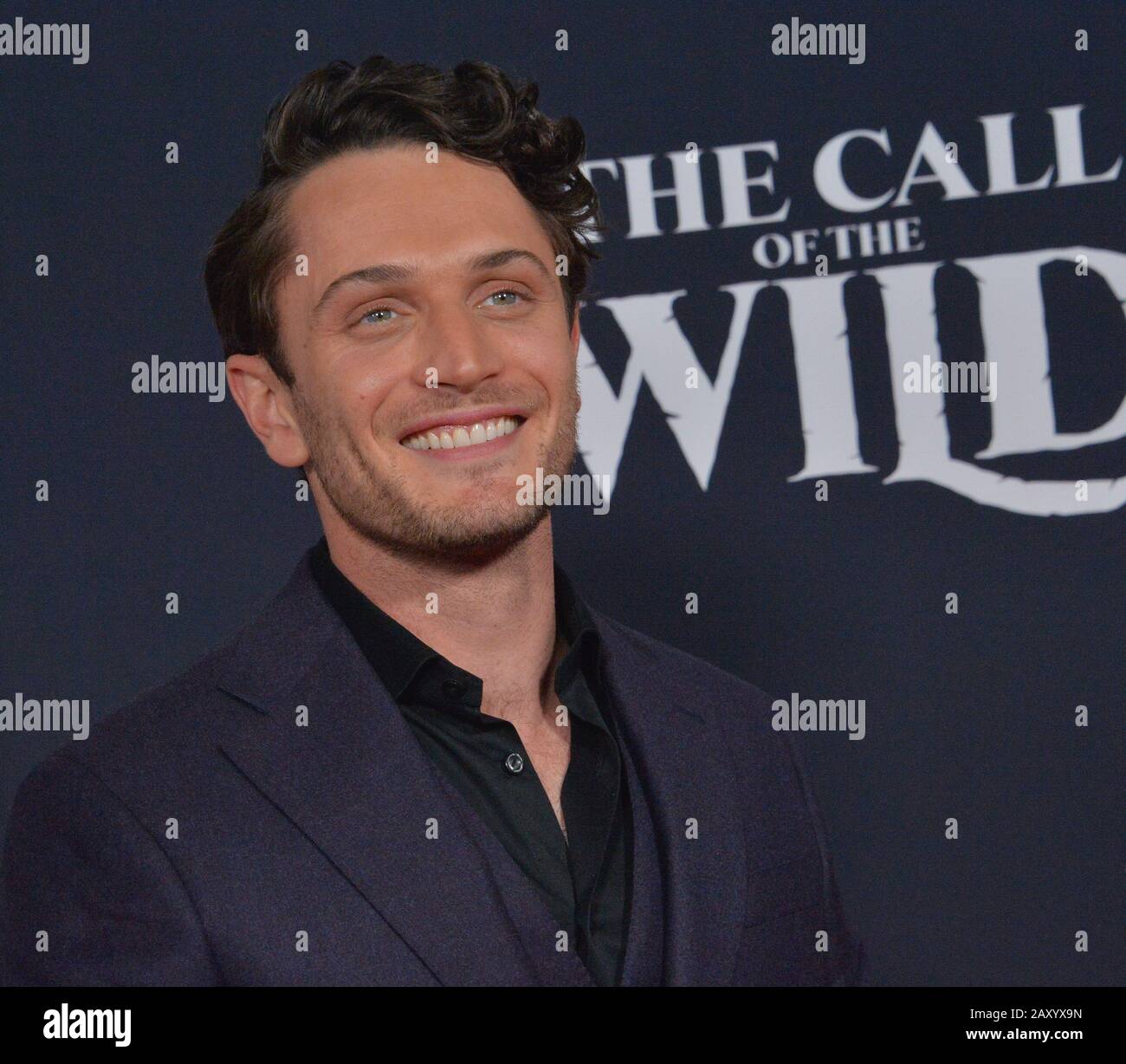 Los Angeles, Vereinigte Staaten. Februar 2020. Cast Member Colin Woodell besucht die Premiere des Abenteuer-Film-Dramas "The Call of the Wild" im El Capitan Theatre in der Hollywood-Sektion von Los Angeles am Donnerstag, 13. Februar 2020. Storyline: Buck, ein großherziger Hund, dessen glückseliges häusliches Leben auf den Kopf gestellt wird, als er plötzlich aus seiner kalifornischen Heimat entwurzelt und während des Goldrausches der 1890er Jahre zu den Wilden des CanadianYukon transportiert wird. Foto von Jim Ruymen/UPI Credit: UPI/Alamy Live News Stockfoto