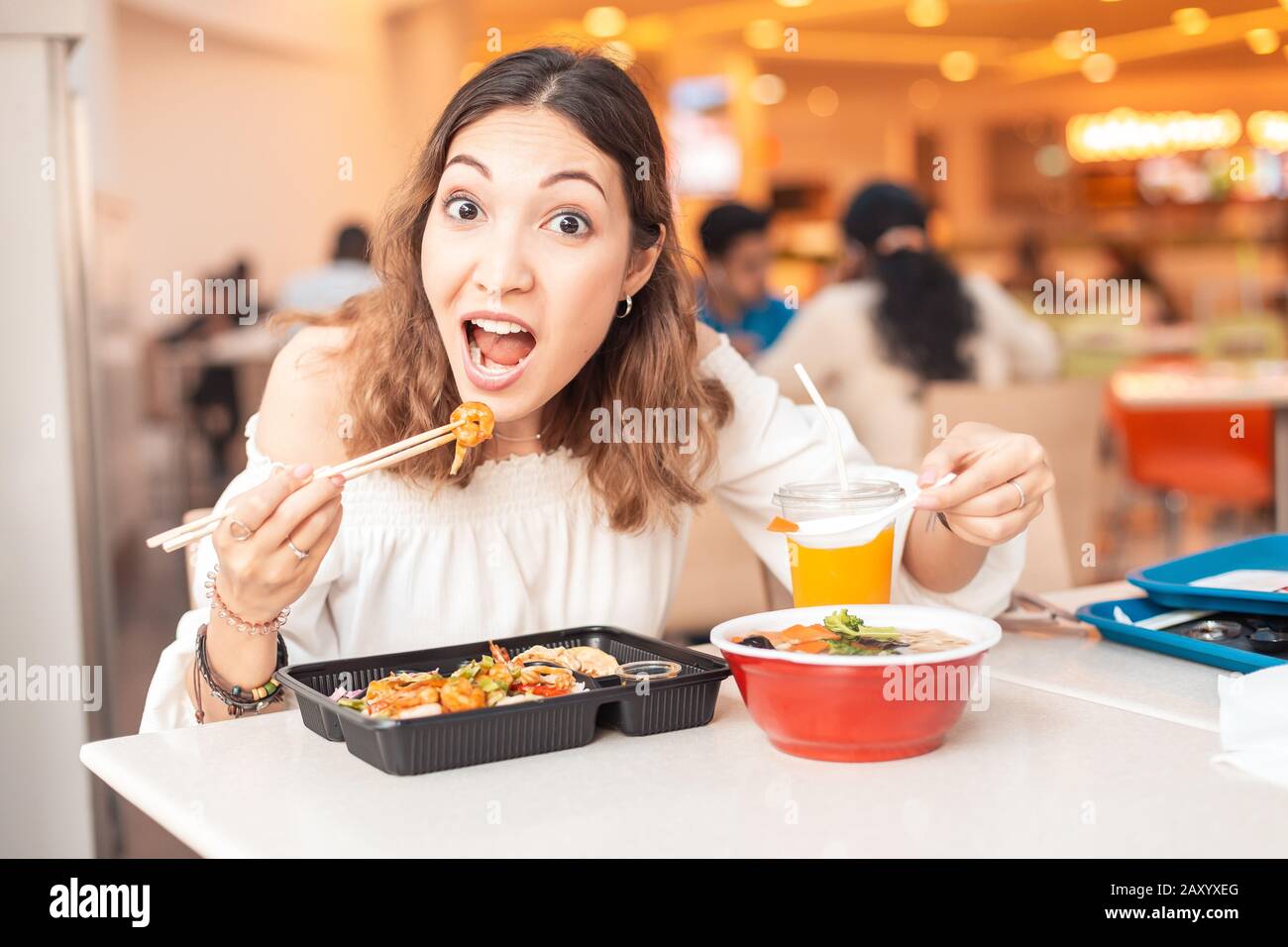 Asiatische Frau isst japanischen bento-lunchbox und Miso-Suppe in der Sushi-Bar Stockfoto