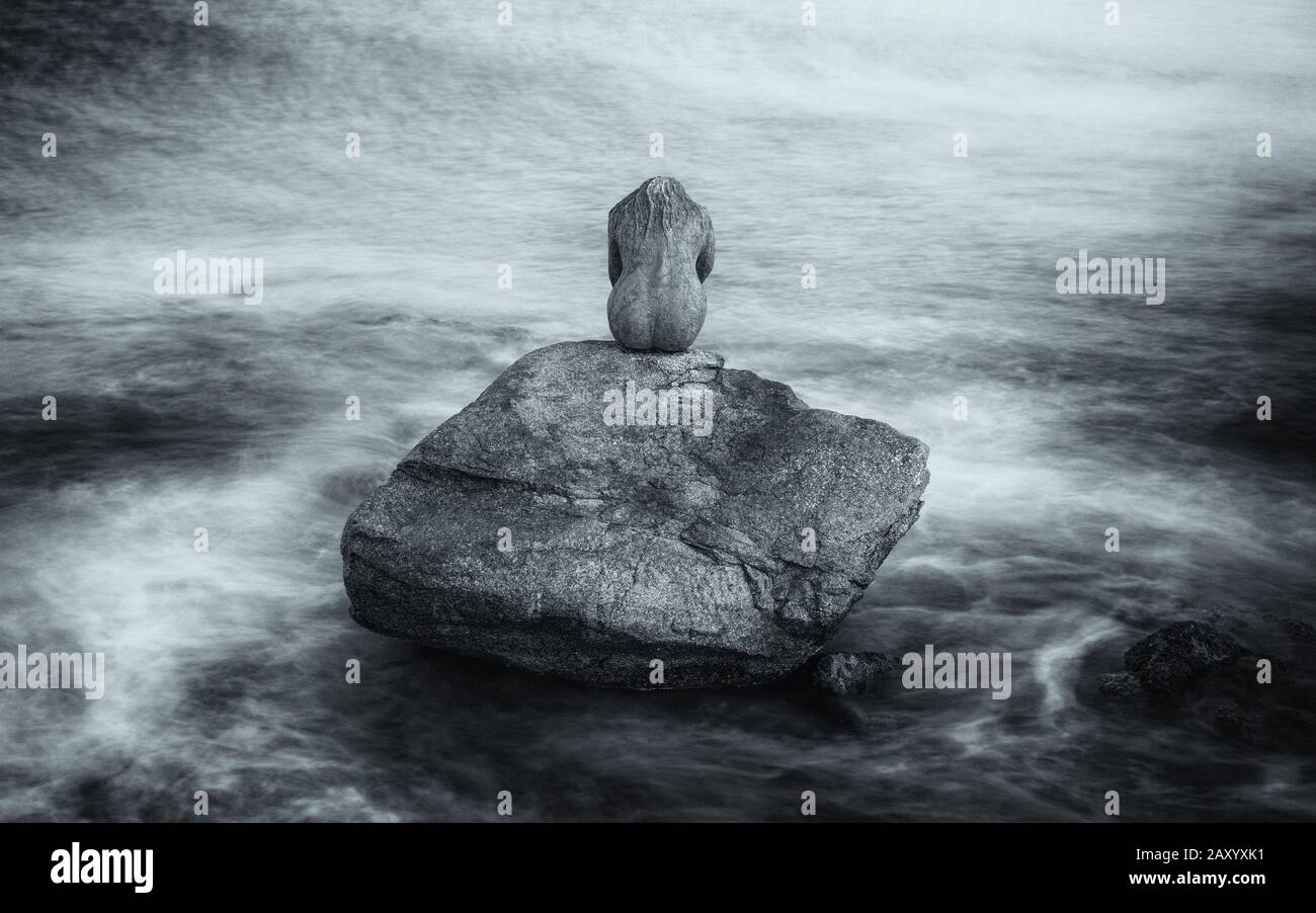 L'Ile Rousse, Korsika, Frankreich - 12. Februar 2020. Schwarz-Weiß-Bild von "A Sirenella", einer bronzenen Meerjungfrauen-Skulptur des korsischen Künstlers Gabriel Dian Stockfoto