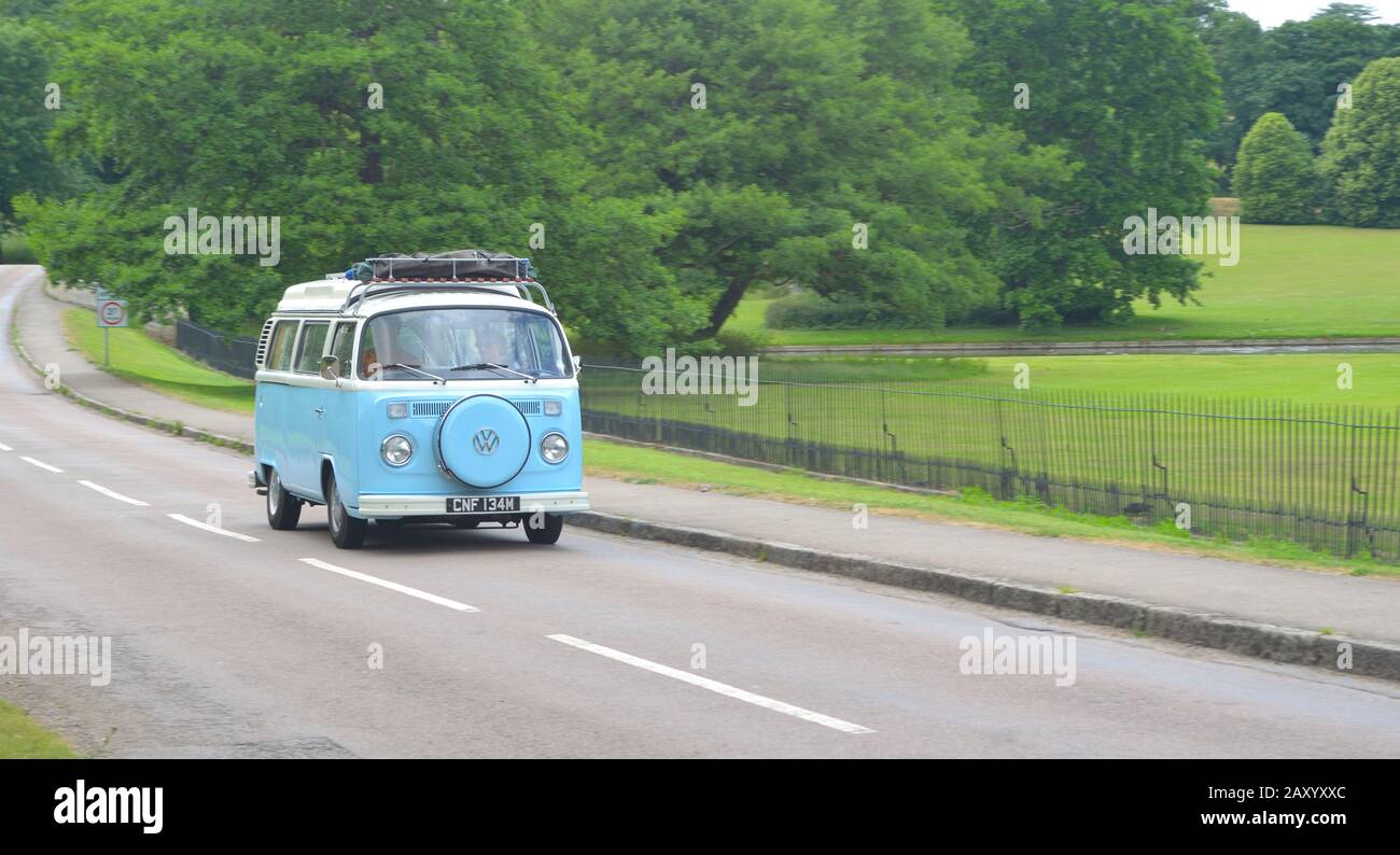 Safron WALDEN, ESSEX, ENGLAND - 21. JUNI 2015: Klassischer Vw-Wohnmobil in Hellblau und Weiß auf der Landstraße. Stockfoto
