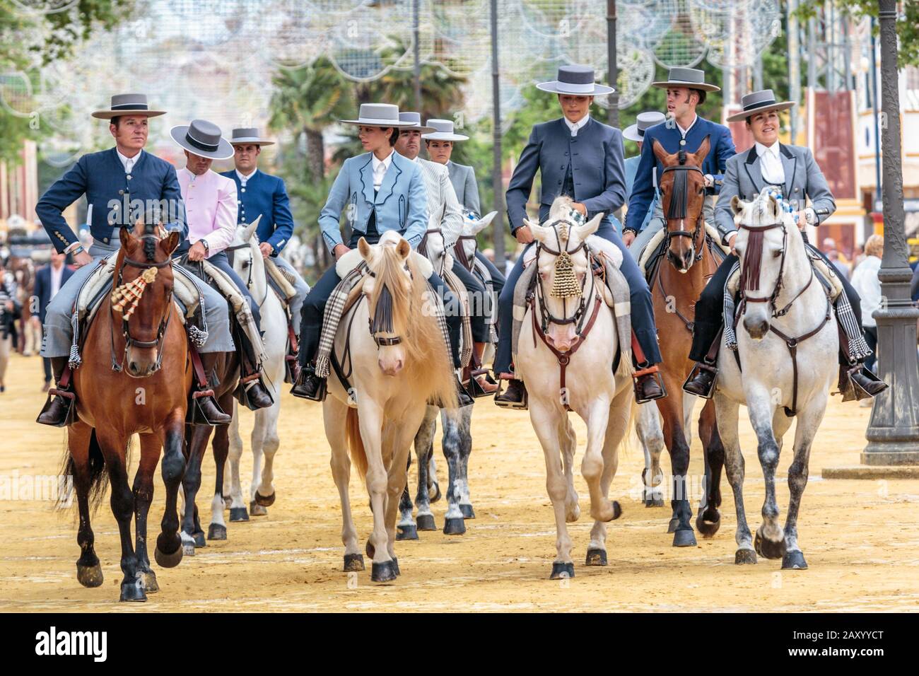 Reiter und Pferde im traditionellen Festkleid, Pferdemesse Jerez (Feria de Caballo), Jerez de la Frontera, Provinz Cádiz, Andalusien, Spanien Stockfoto