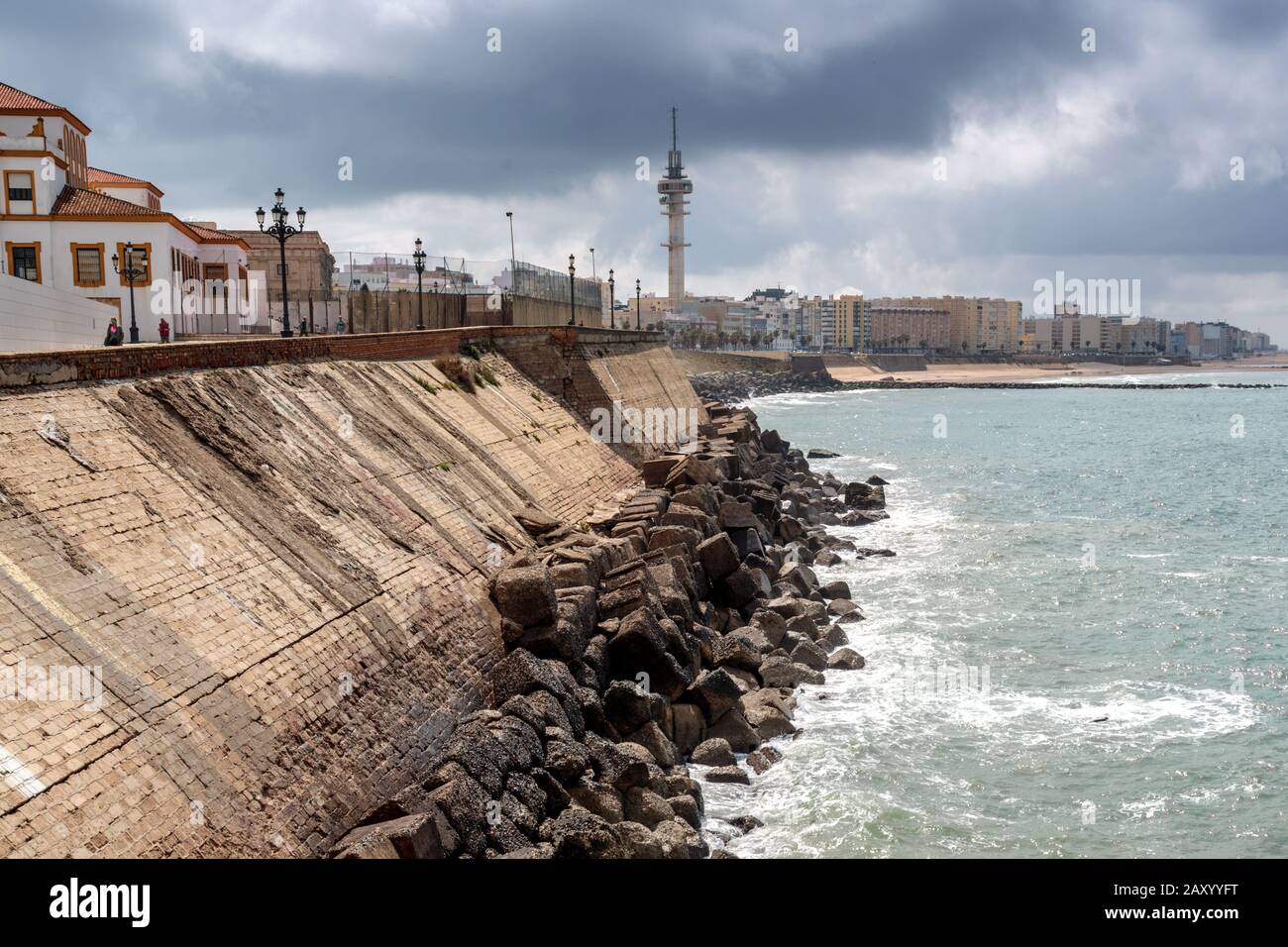 Blick entlang der Küste und der Meeresmauer, Campo del sur Promenade, Cádiz, Andalusien, Spanien. Stockfoto