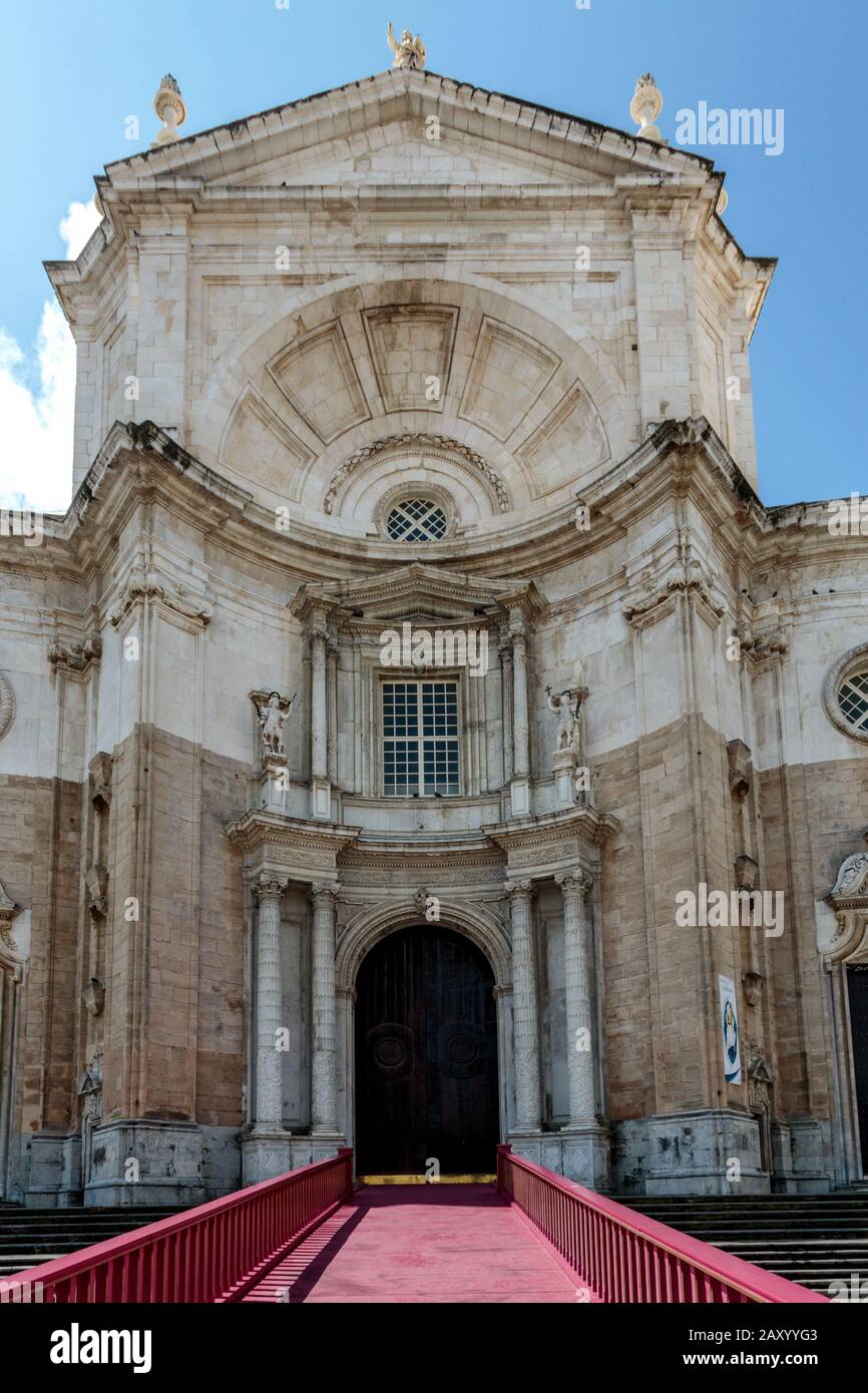 Eingang der Kathedrale von Cádiz (Catedral de Cádiz), Andalusien, Spanien. Stockfoto