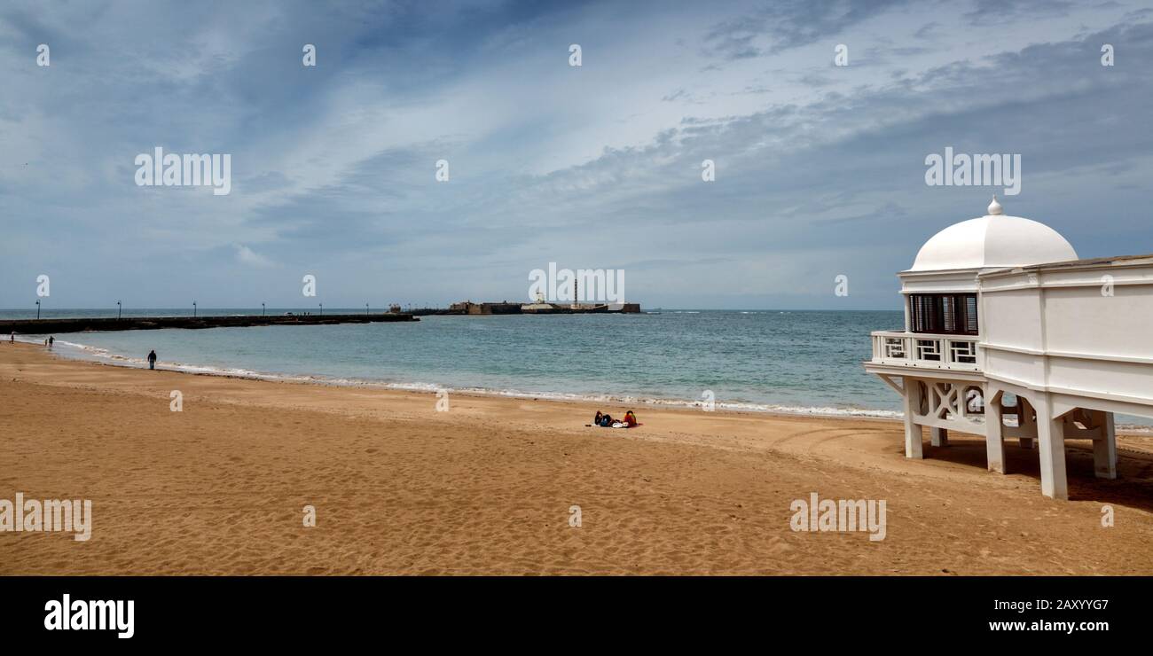 Spa am Strand von La Caleta mit Schloss San Sebastian in der Ferne, Cádiz, Andalusien, Spanien Stockfoto