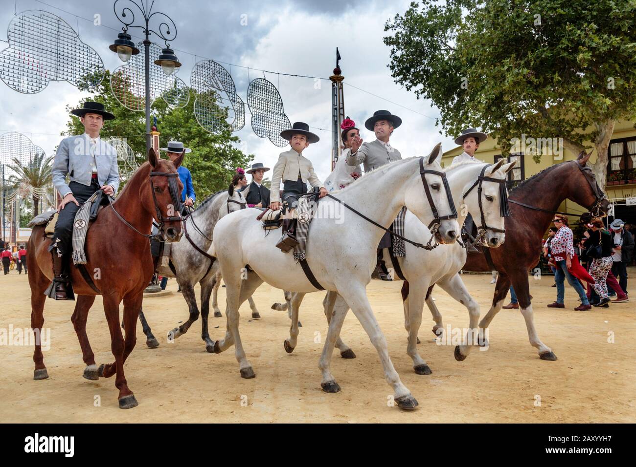 Reiter und Pferde im traditionellen Festkleid, Pferdemesse Jerez (Feria de Caballo), Jerez de la Frontera, Provinz Cádiz, Andalusien, Spanien Stockfoto