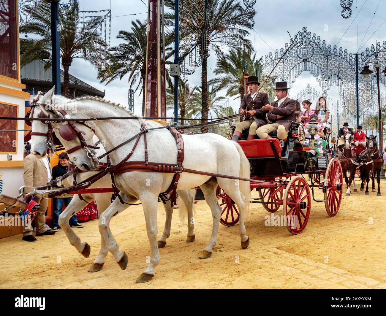 Traditionelle, dekorierte Pferdekutschen, Pferdemesse Jerez (Feria de Caballo), Jerez de la Frontera, Provinz Cádiz, Andalusien, Spanien Stockfoto