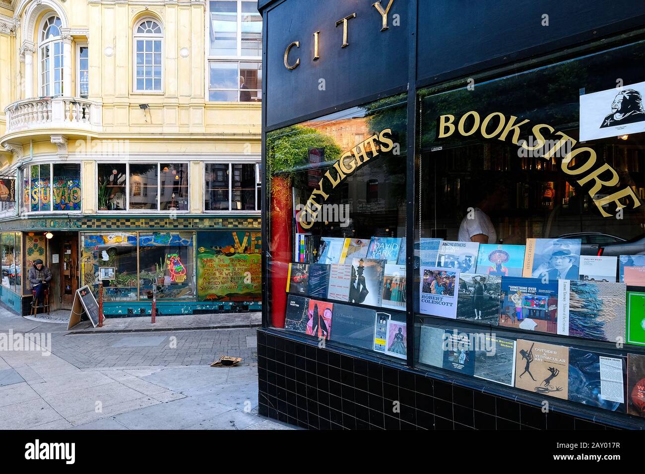 Legendäre City Lights Buchhandlung und historische Bar Vesuvio an der Columbus Avenue, San Francisco, Kalifornien, USA Stockfoto