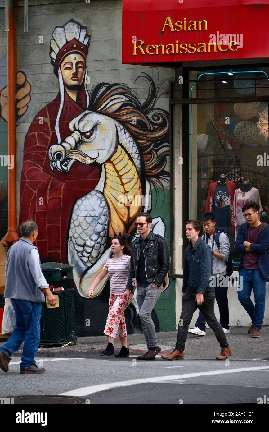 Wandgemälde und Passanten in Chinatown, San Francisco, Kalifornien, USA Stockfoto