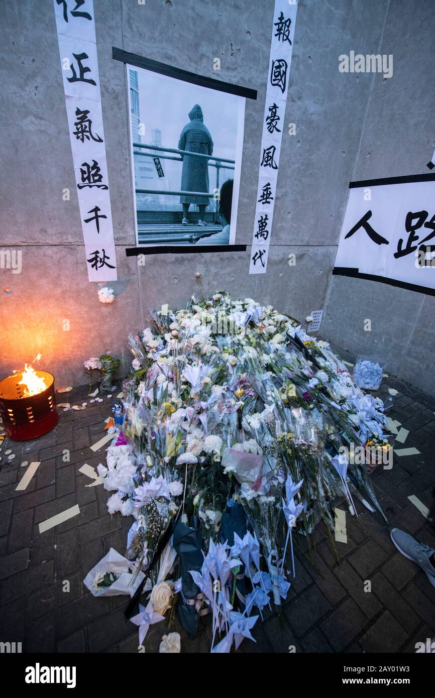 Hongkong, China: 16. Juni 2019. Ein Denkmal von Lennon Wall in Erinnerung an "Raincoat man", einen Protestler, der starb und versuchte, in der Nacht ein Protestbanner zu entfurchen Stockfoto
