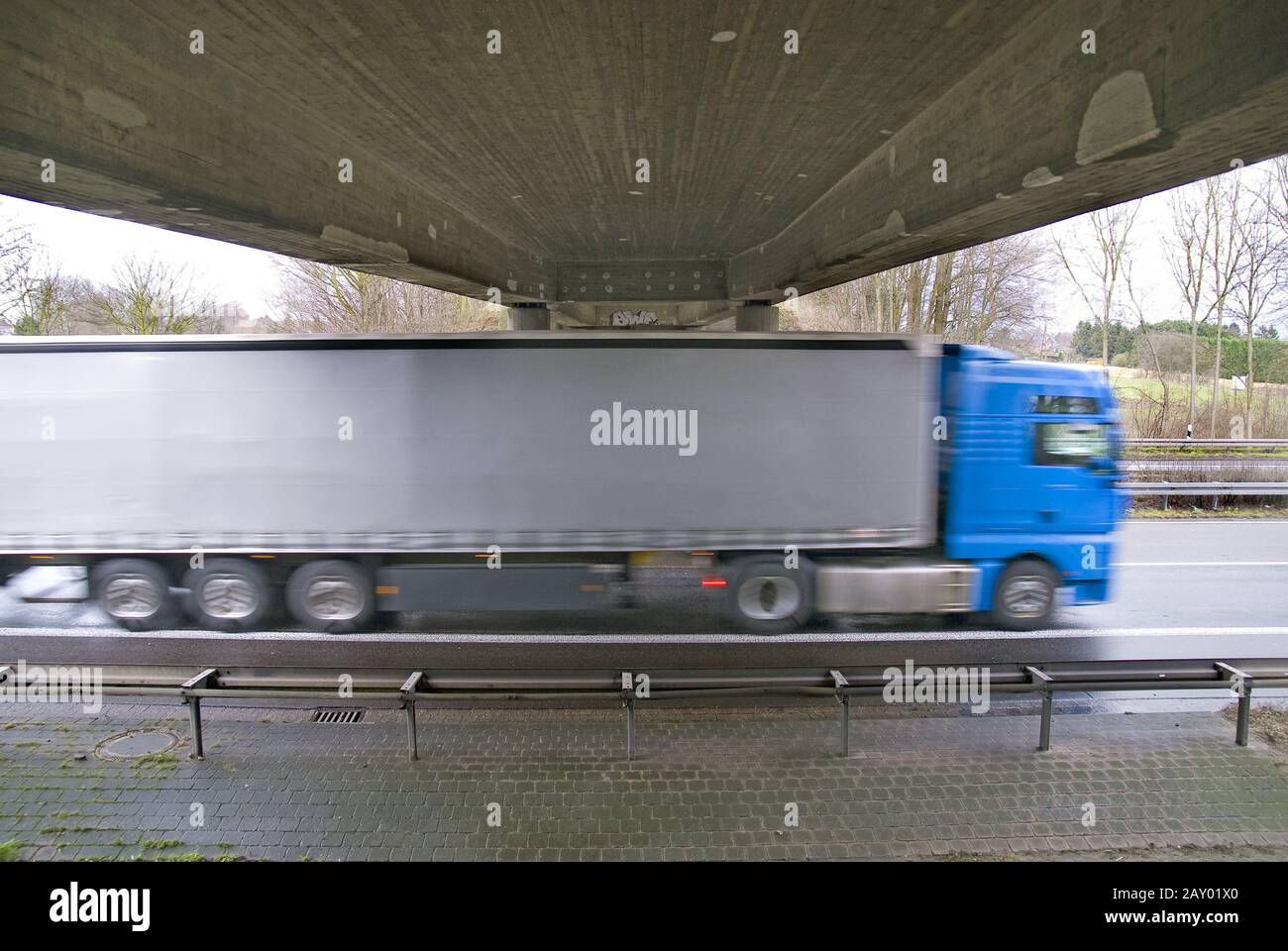 LKW unter einer Brücke Stockfoto