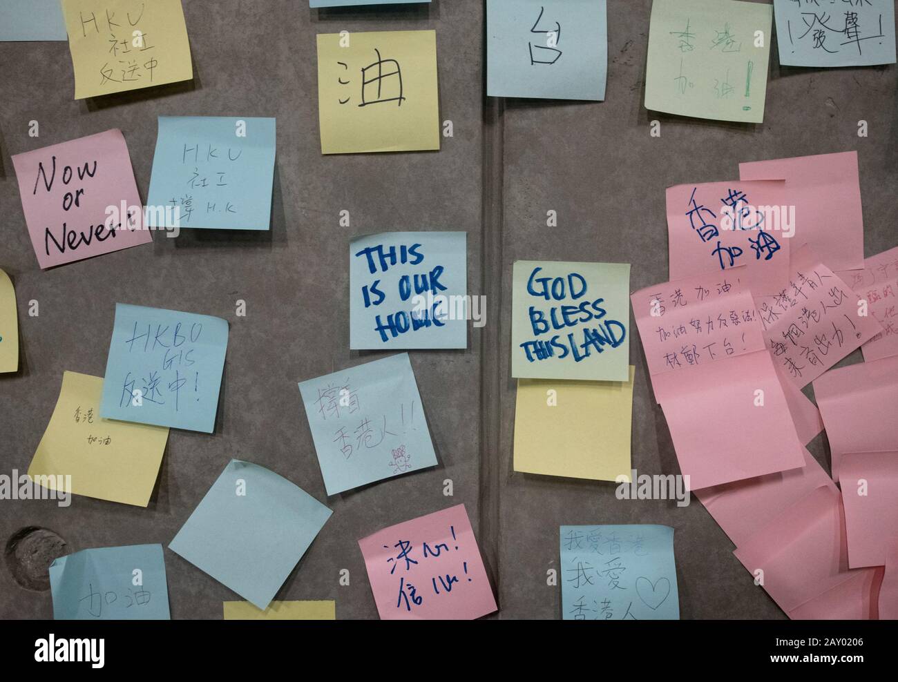 Hongkong, China: 16. Juni 2019. Nachrichten zur Unterstützung von Post-it-Notizen decken "Lennon-Wand" auf den Schritten des Regierungsbüros während des protestmarsches in Hongkong ab Stockfoto