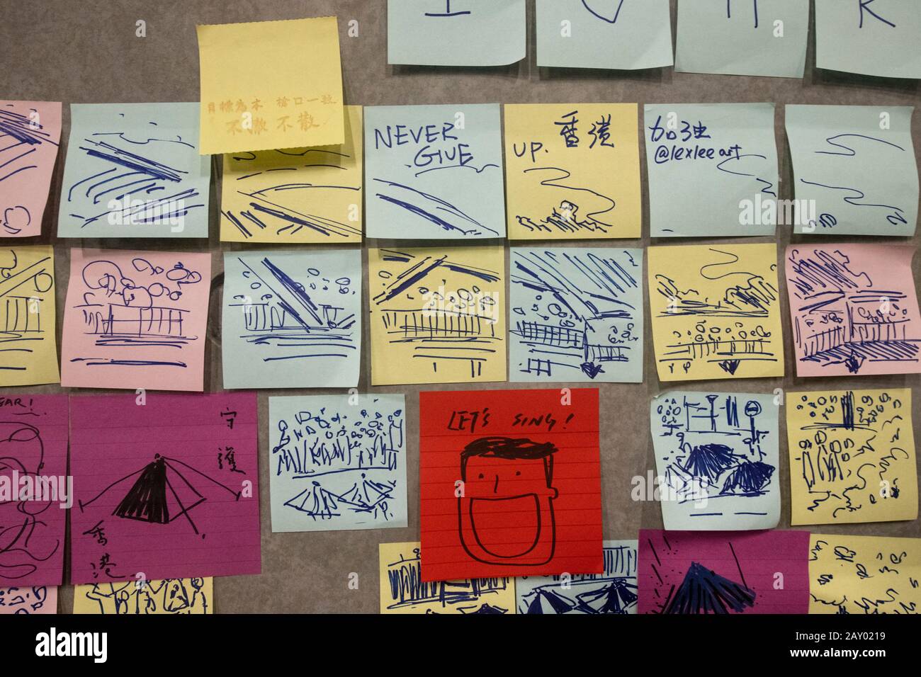 Hongkong, China: 16. Juni 2019. Nachrichten zur Unterstützung von Post-it-Notizen decken "Lennon-Wand" auf den Schritten des Regierungsbüros während des protestmarsches in Hongkong ab Stockfoto