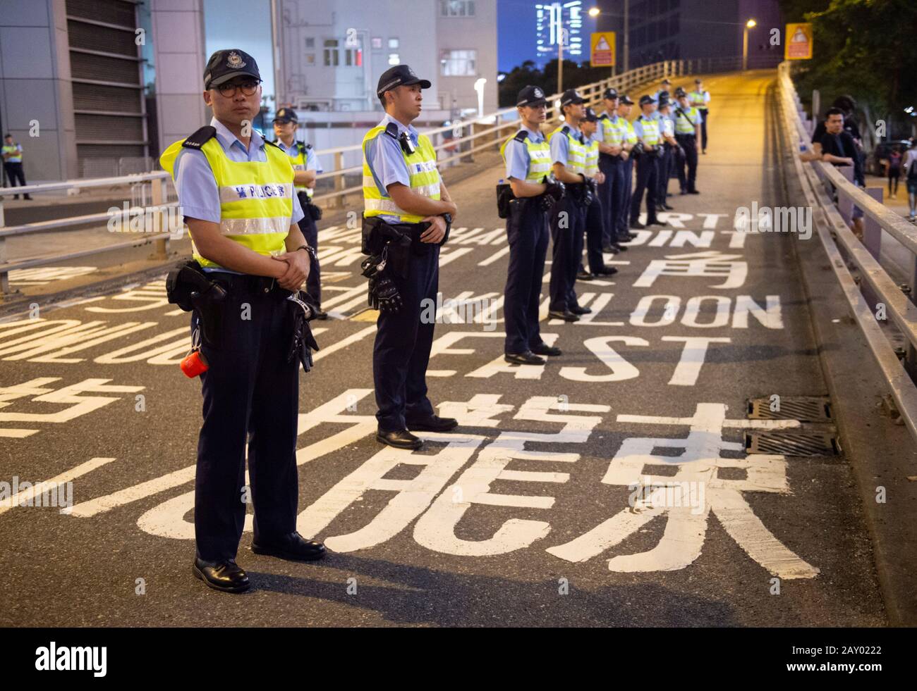 Hongkong, China: 16. Juni 2019. Polizist legt sich die Hand auf eine Dose Pfefferspray, bereit, sollte ein Protestler außer Dienst treten.Demonstranten marschieren durch Wan Stockfoto