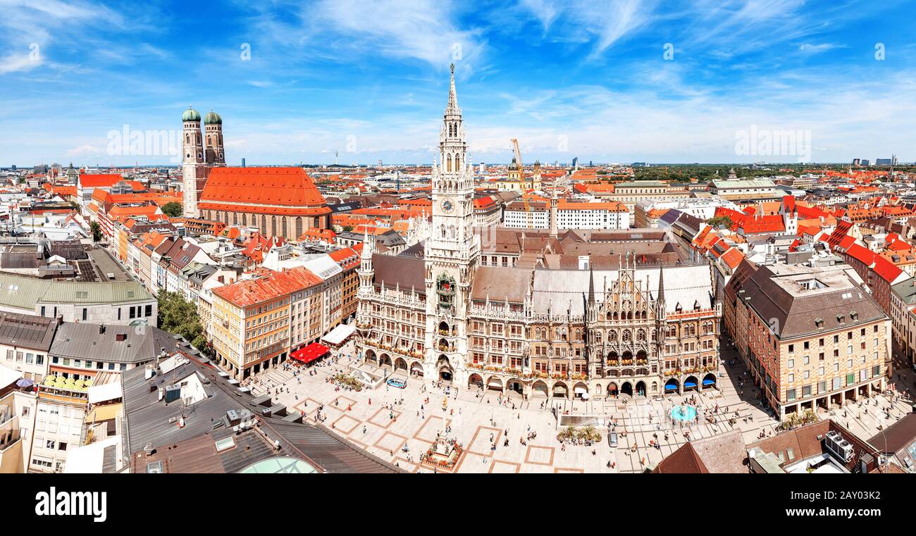 Rundblick auf den Münchner Zentralplatz mit Rathaus und Frauenkirche. Reise- und Sehenswürdigkeiten in Deutschland Stockfoto