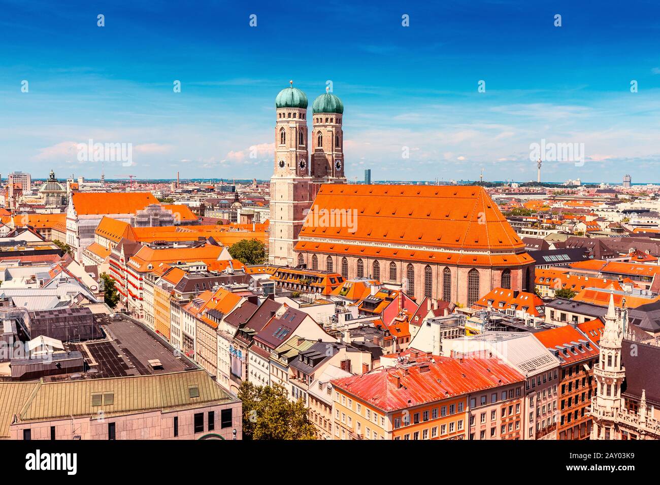 Vogelperspektive auf die berühmte Frauenkirche in München, Reiseziele in Bayern Konzept Stockfoto
