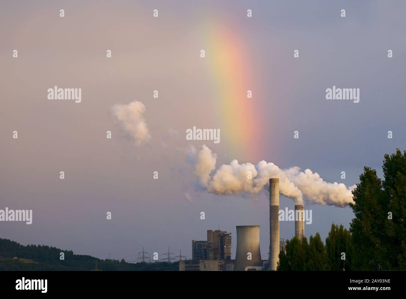 Braun-Kraftwerk mit Regenbogen Stockfoto