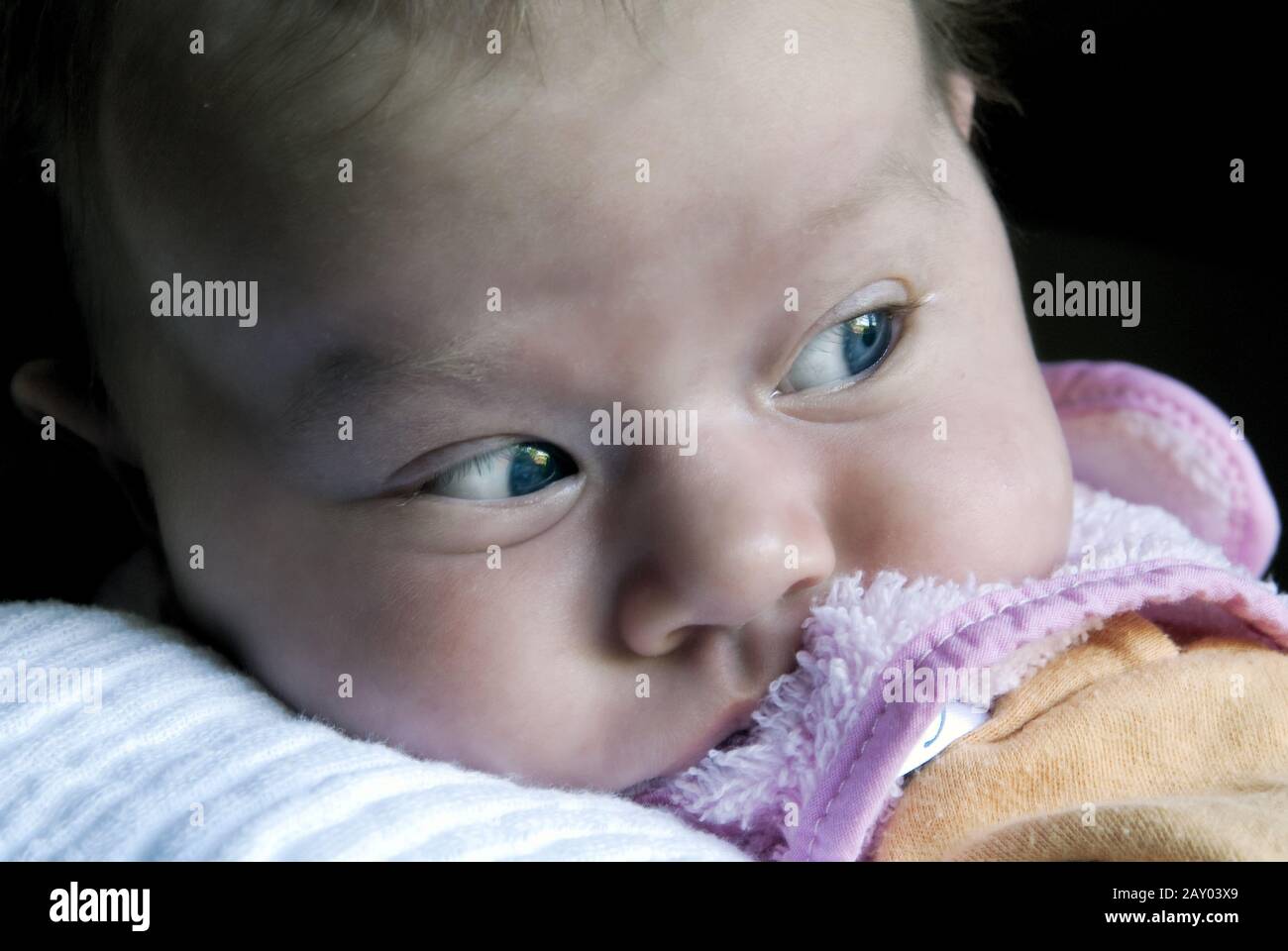 Baby sieht ans Licht Stockfoto