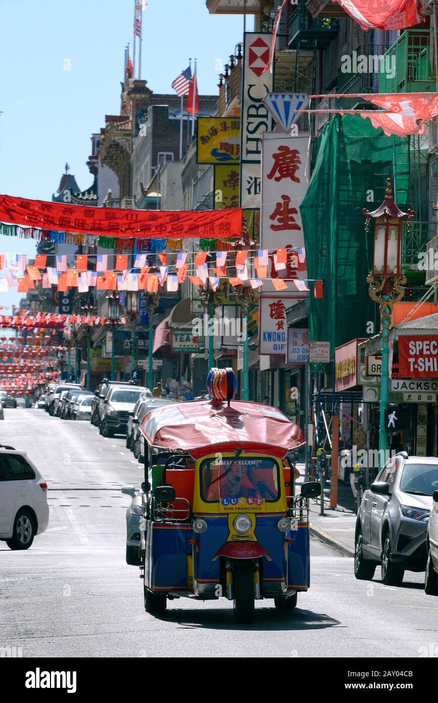 Grant Avenue mit chinesischer Werbung, amerikanischen und chinesischen Flaggen und Rikscha-Motorrad in Chinatown, San Francisco, Kalifornien, USA Stockfoto
