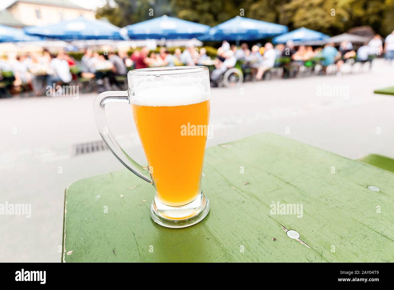 Ein Glas Bier in einem Biergarten in deutschland Stockfoto
