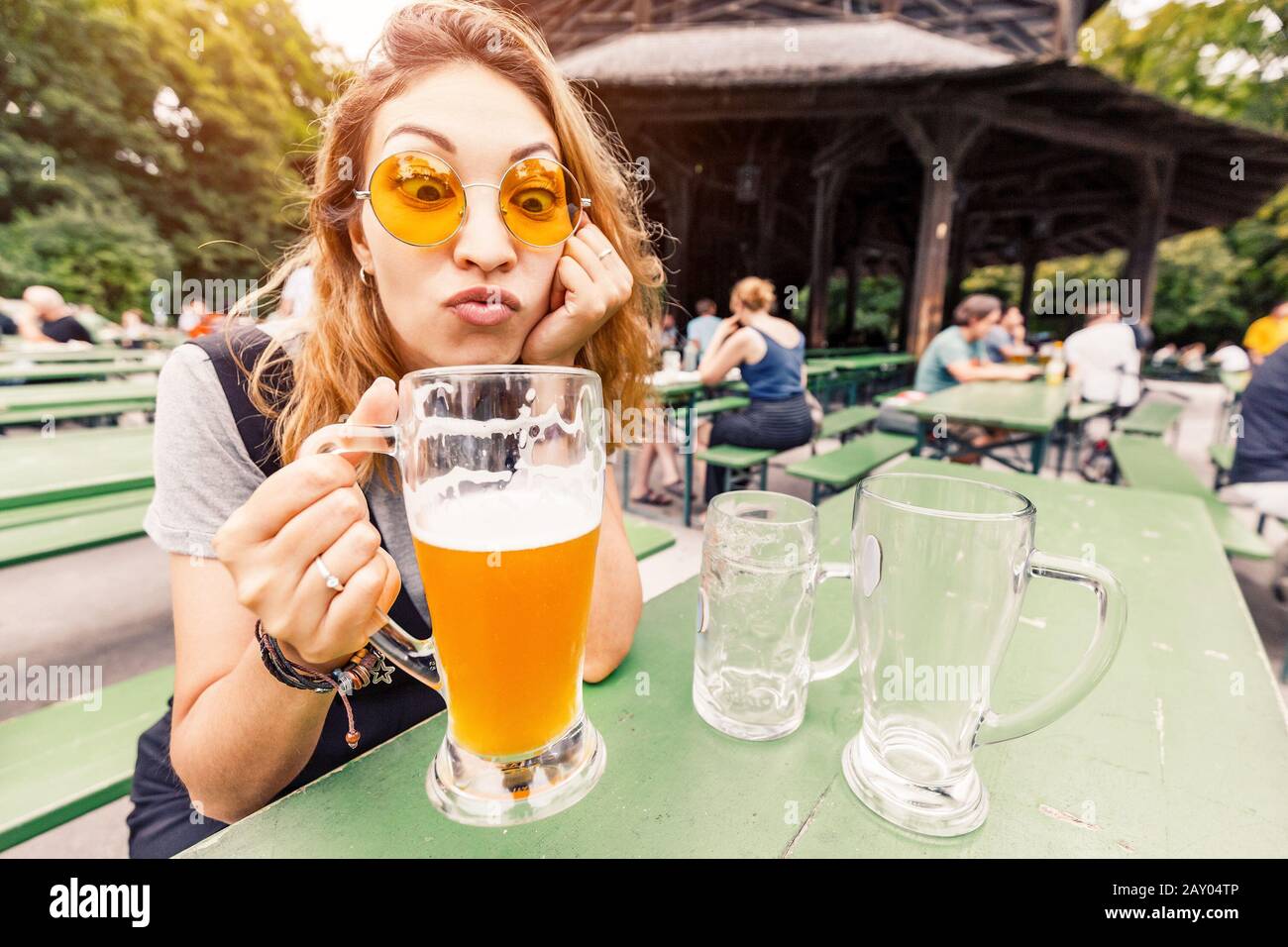 Lustig betrunken mädchen Fotos und Bildmaterial in hoher Auflösung