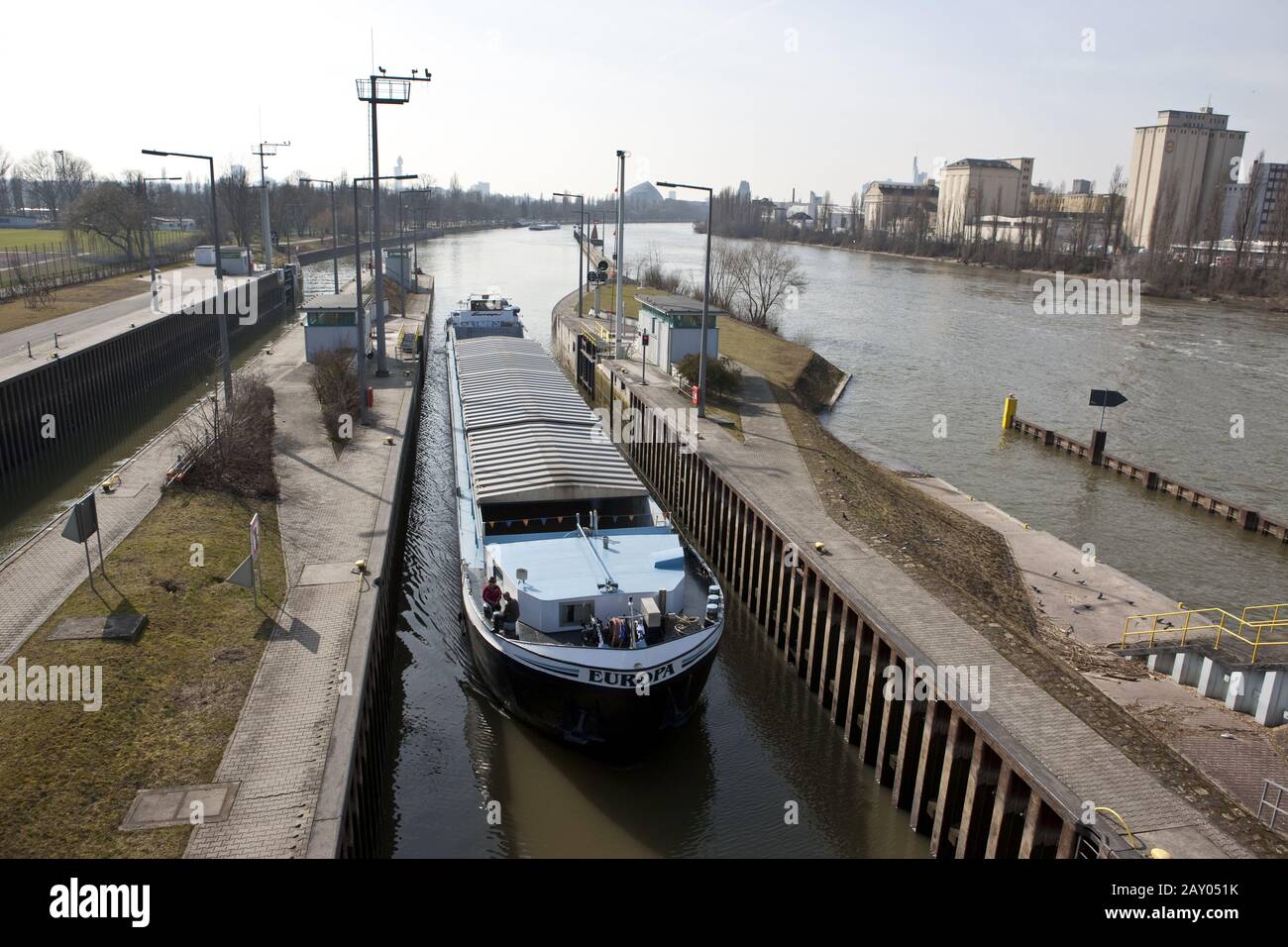 Ein aus Frankfurt am Main kommendes Frachtschiff betritt die Offenbacher Sperrstelle Stockfoto