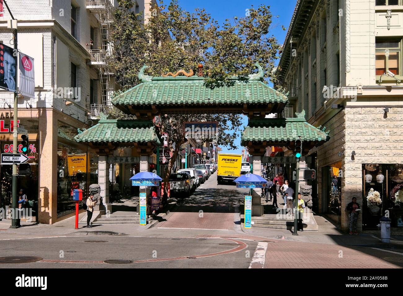 Dragon's Gate am Eingang zu Chinatown, San Francisco, Kalifornien, USA Stockfoto