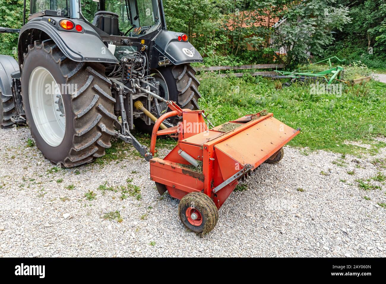 Nahaufnahme von Teilen der industriellen Traktorausrüstung auf dem Feld Stockfoto