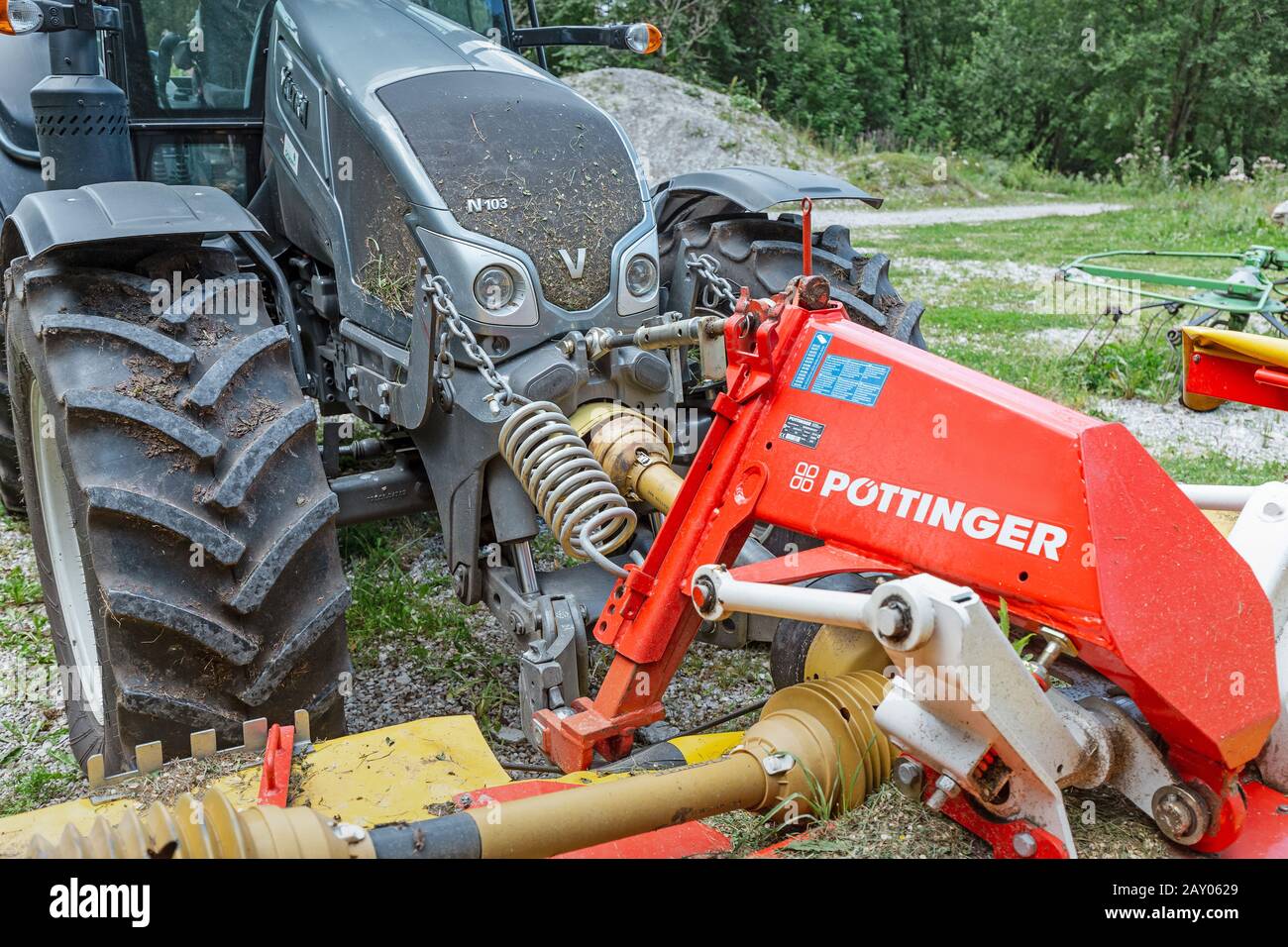 August 2019, Schwangau, Deutschland: Nahaufnahme von Valtra-Traktor und Pottinger Ausstattungsdetails Stockfoto