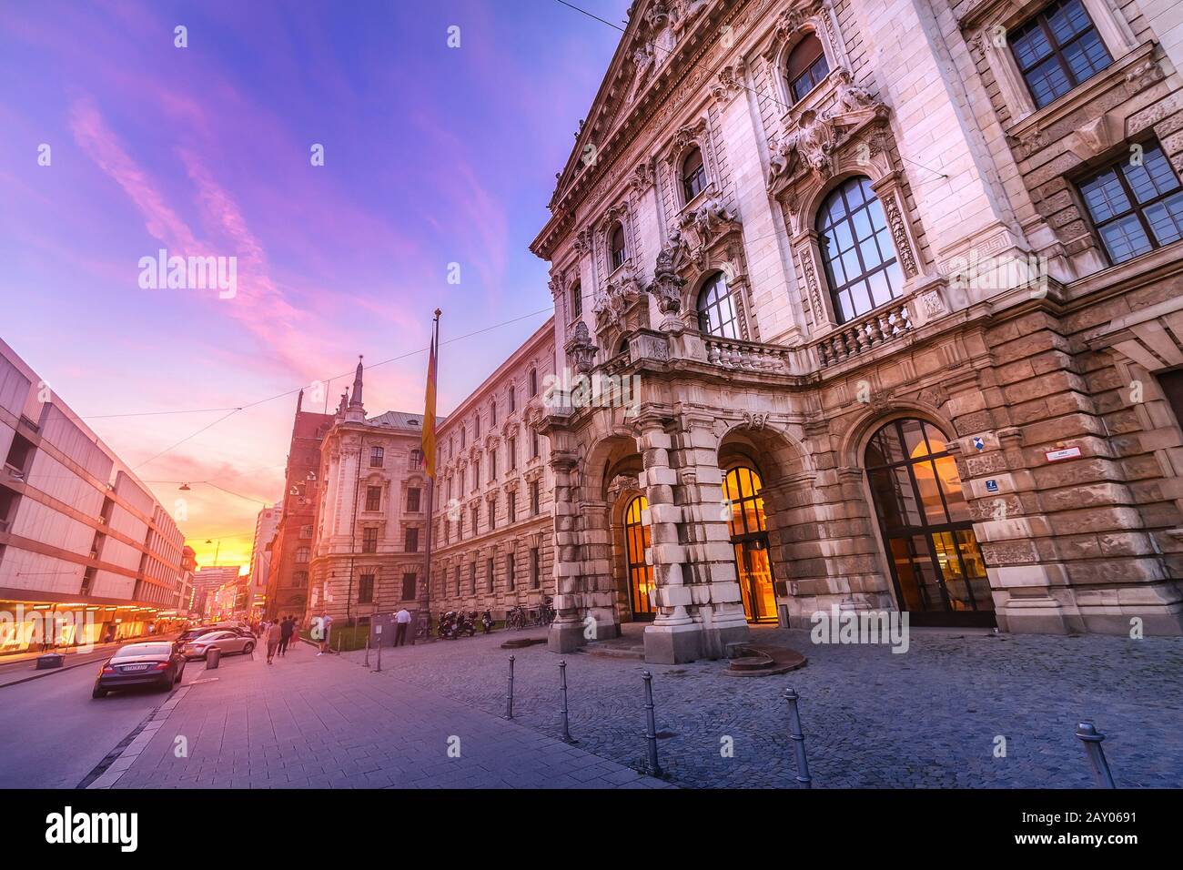 August 2019, München, Deutschland: Landgerichtsgebäude bei Sonnenuntergang Stockfoto