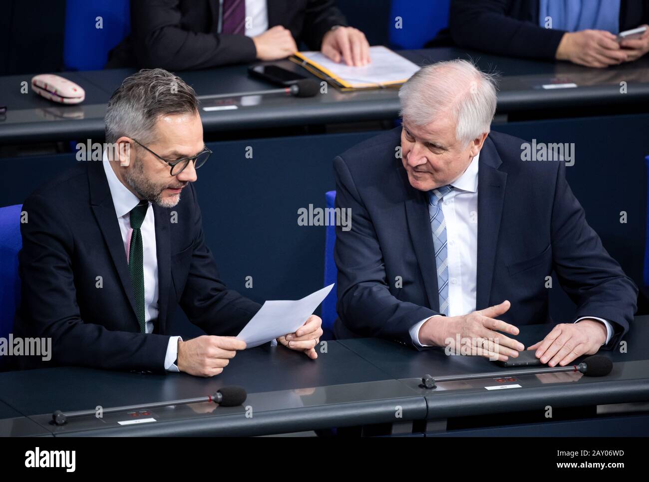 Berlin, Deutschland. Februar 2020. Im Plenum des Deutschen Bundestages sprechen Michael Roths (SPD, l), Staatsminister für Europa im Auswärtigen Amt, und Horst Seehofer (CSU), Bundesminister für Inneres, Heimatangelegenheiten und Bauwesen. Die Hauptthemen der 147. Tagung der 19. Legislaturperiode sind neben Diskussionen über die Beschleunigung von Verkehrsprojekten und die ökologische Digitalisierung die Verabschiedung der verbesserten Mieterbremse und des Gesetzes zur Förderung der Weiterbildung. Credit: Bernd von Jutrczenka / dpa / Alamy Live News Stockfoto