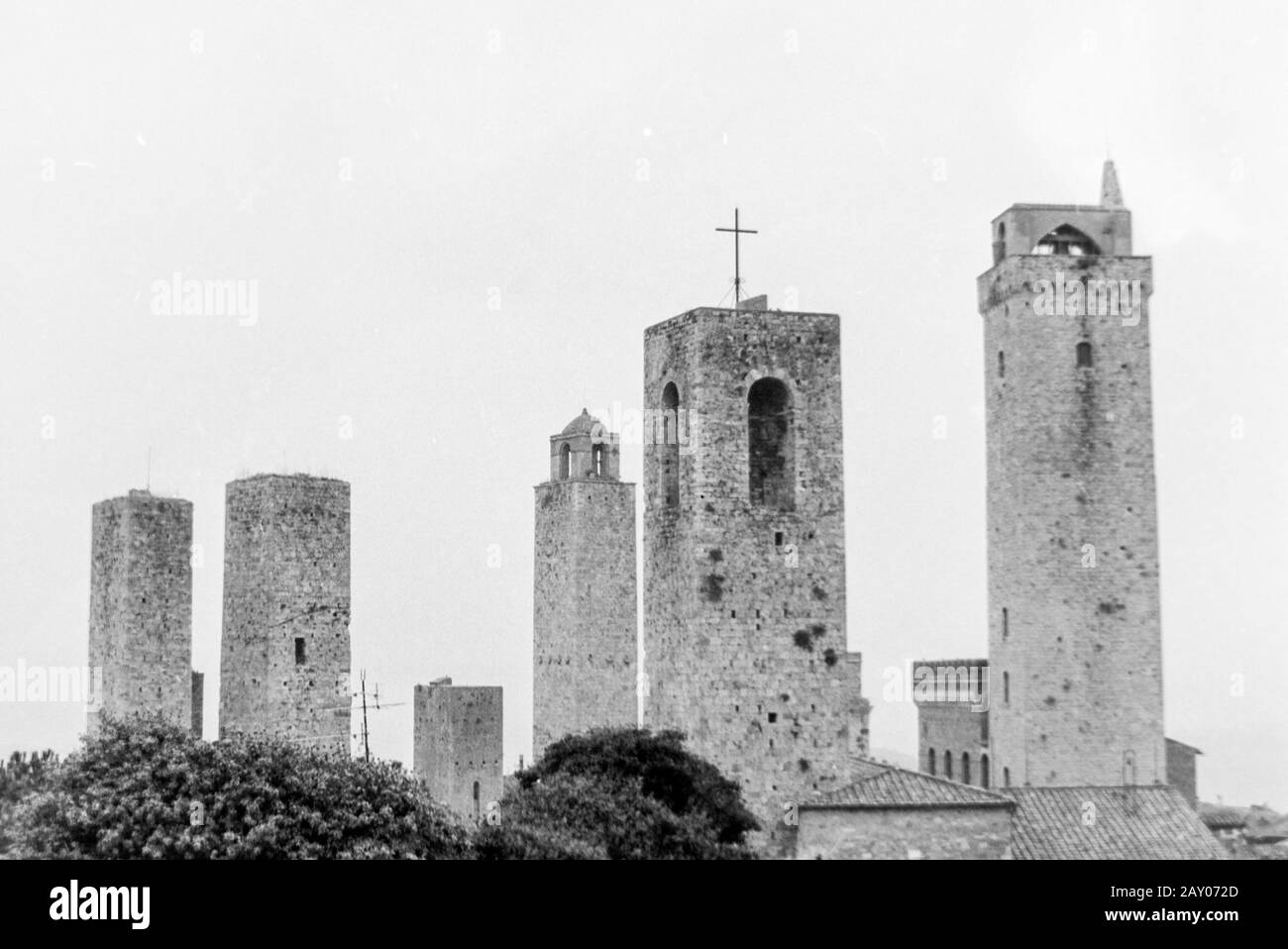 San Gimignano (Toskana) - Italien, 1981 - Panorama der berühmten mittelalterlichen Stadt mit den hochmittelalterlichen Türmen, die ihre Skyline prägen Stockfoto