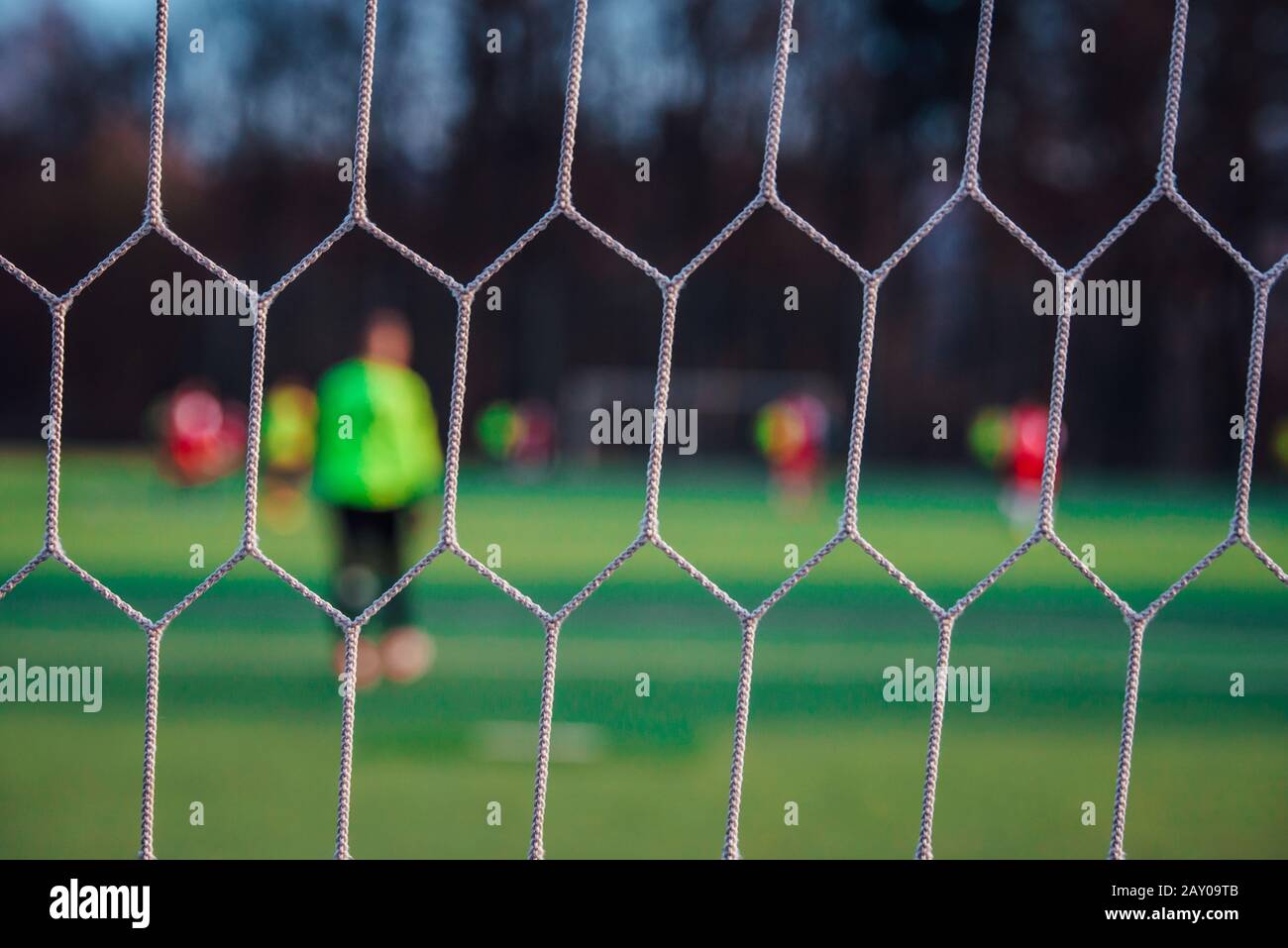 Fußballkonzept Foto, Fußballnetz, Spieler im Hintergrund Stockfoto